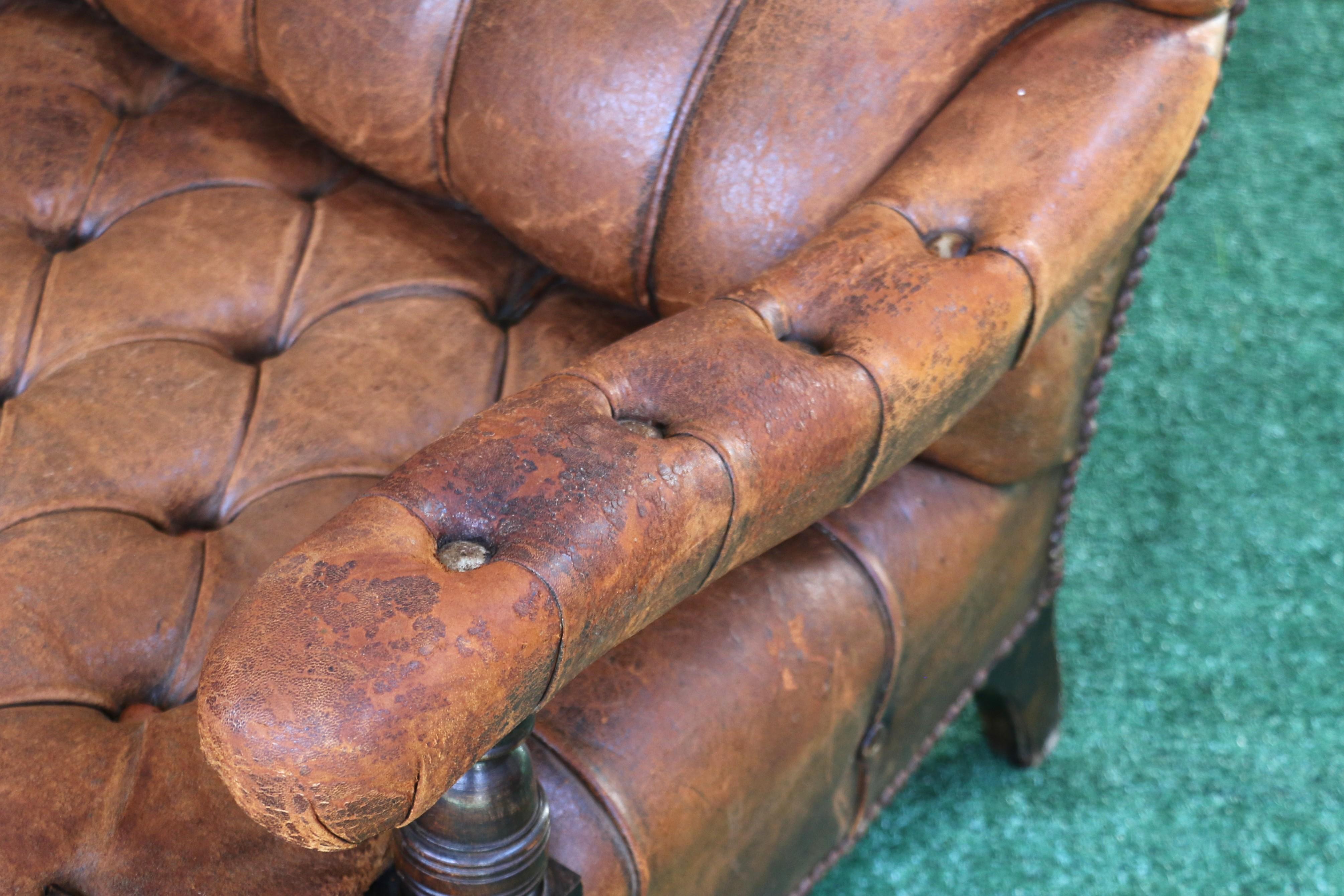 Causeuse anglaise du début du 19e siècle en cuir Brown touffeté en vente 5