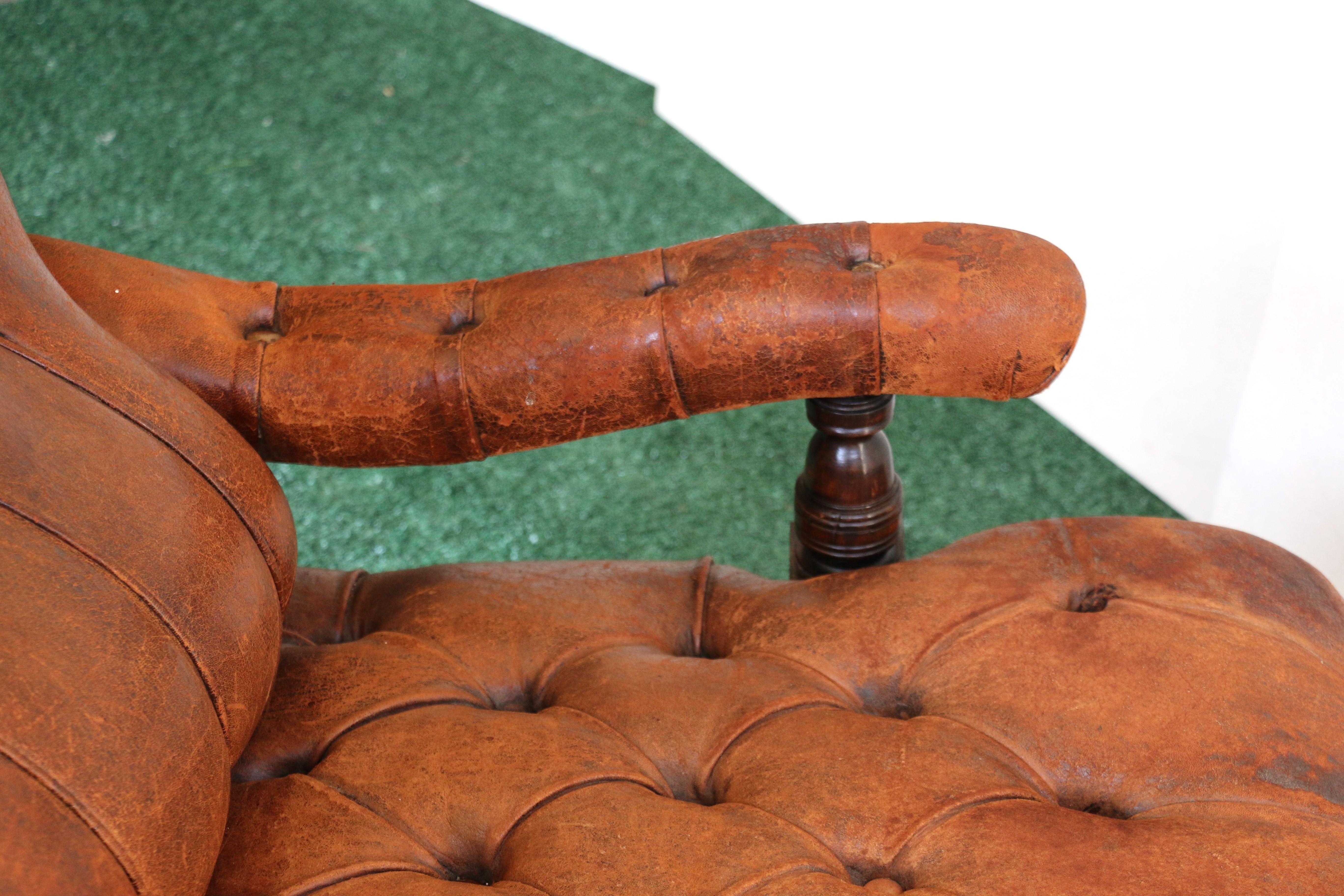 Causeuse anglaise du début du 19e siècle en cuir Brown touffeté en vente 6