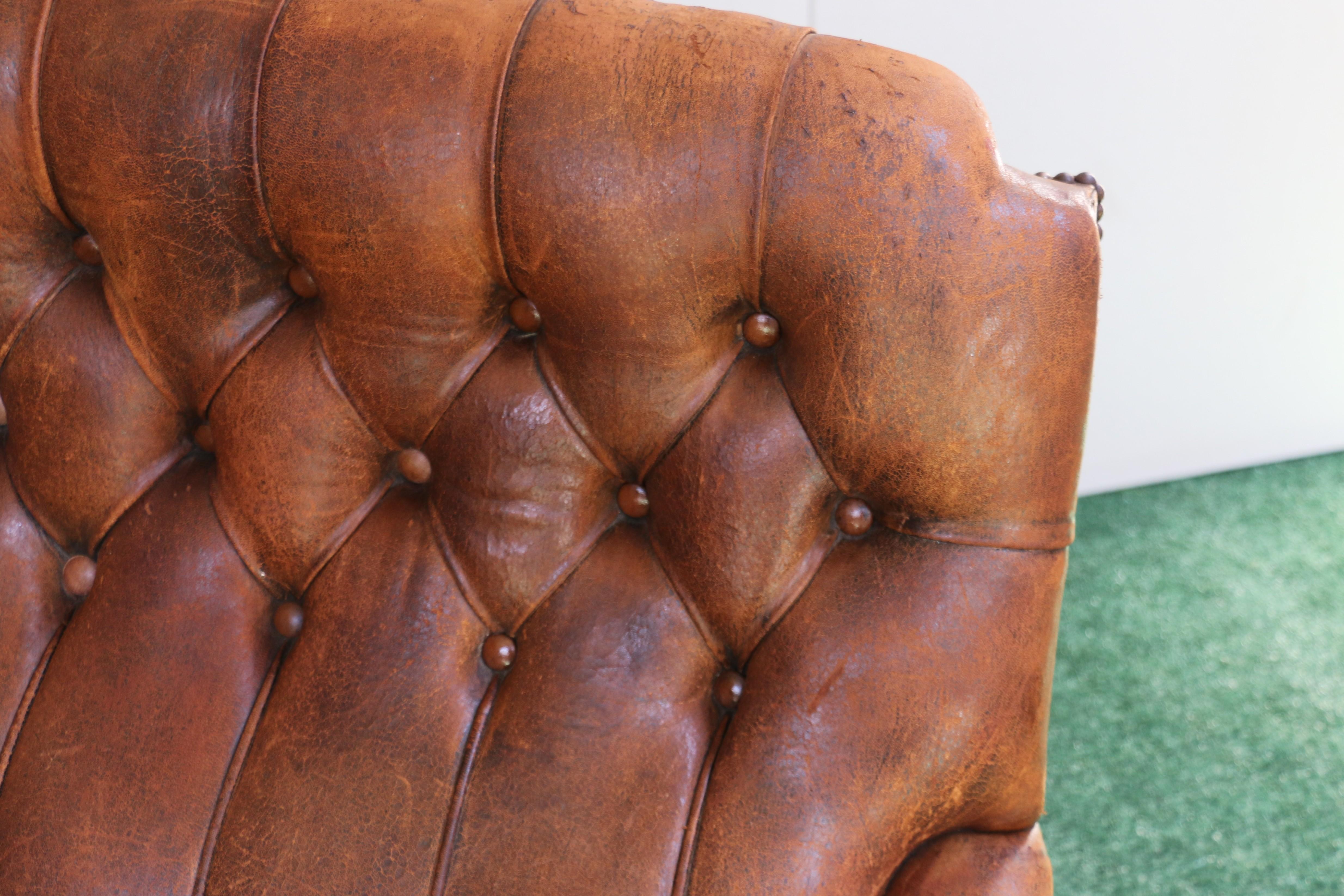 Causeuse anglaise du début du 19e siècle en cuir Brown touffeté en vente 7