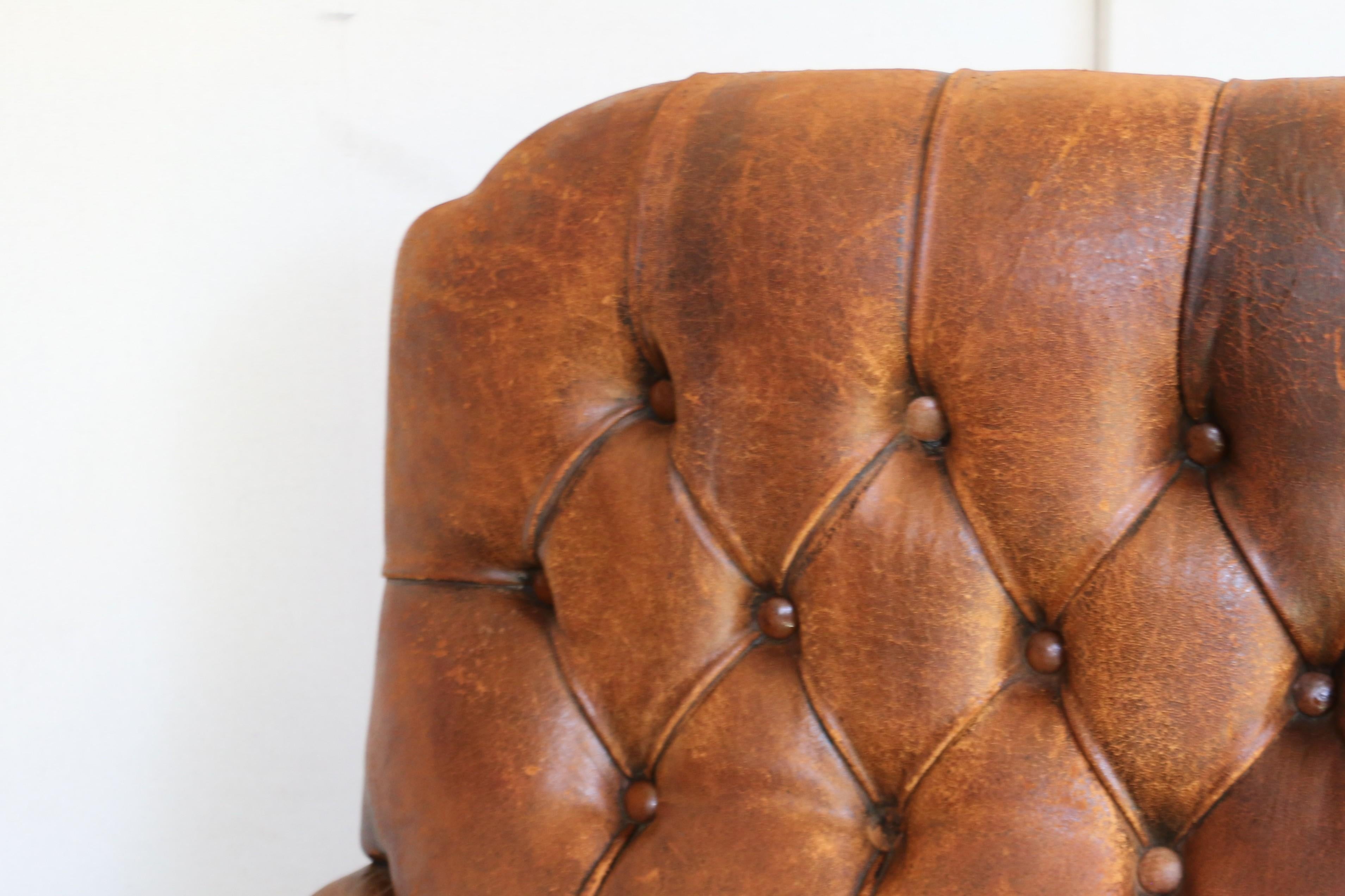 Causeuse anglaise du début du 19e siècle en cuir Brown touffeté en vente 8