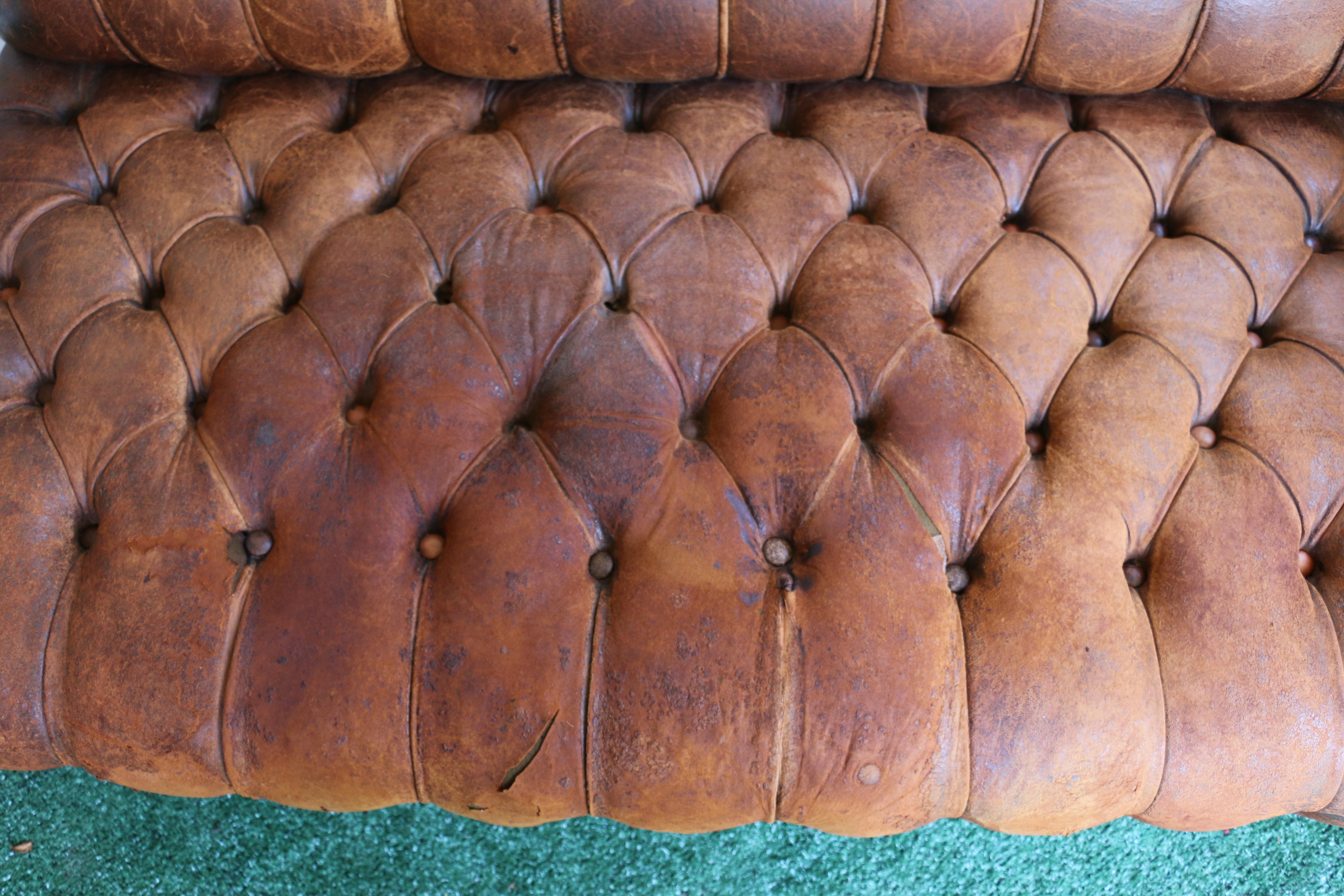 Causeuse anglaise du début du 19e siècle en cuir Brown touffeté en vente 9