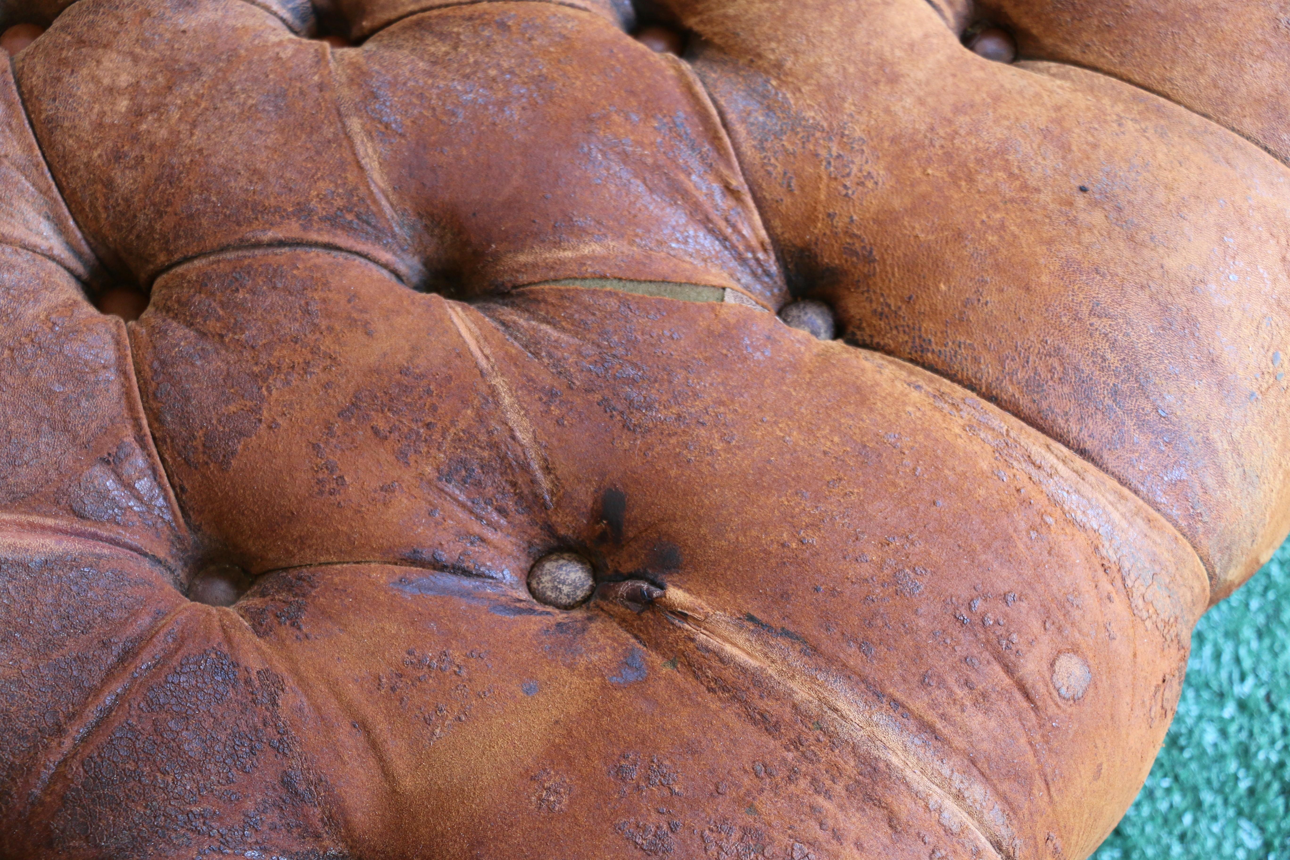 Causeuse anglaise du début du 19e siècle en cuir Brown touffeté en vente 10