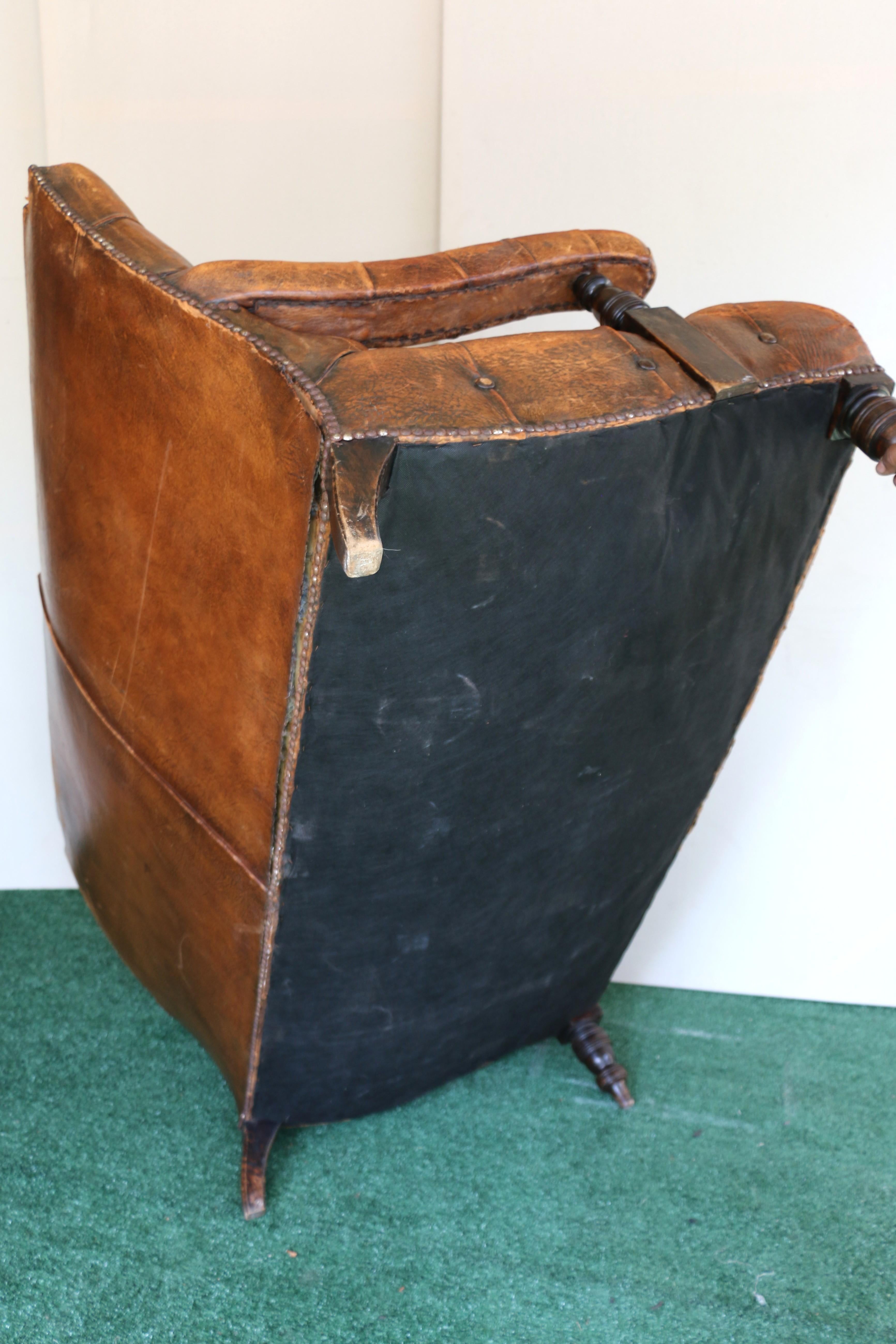 Causeuse anglaise du début du 19e siècle en cuir Brown touffeté en vente 11