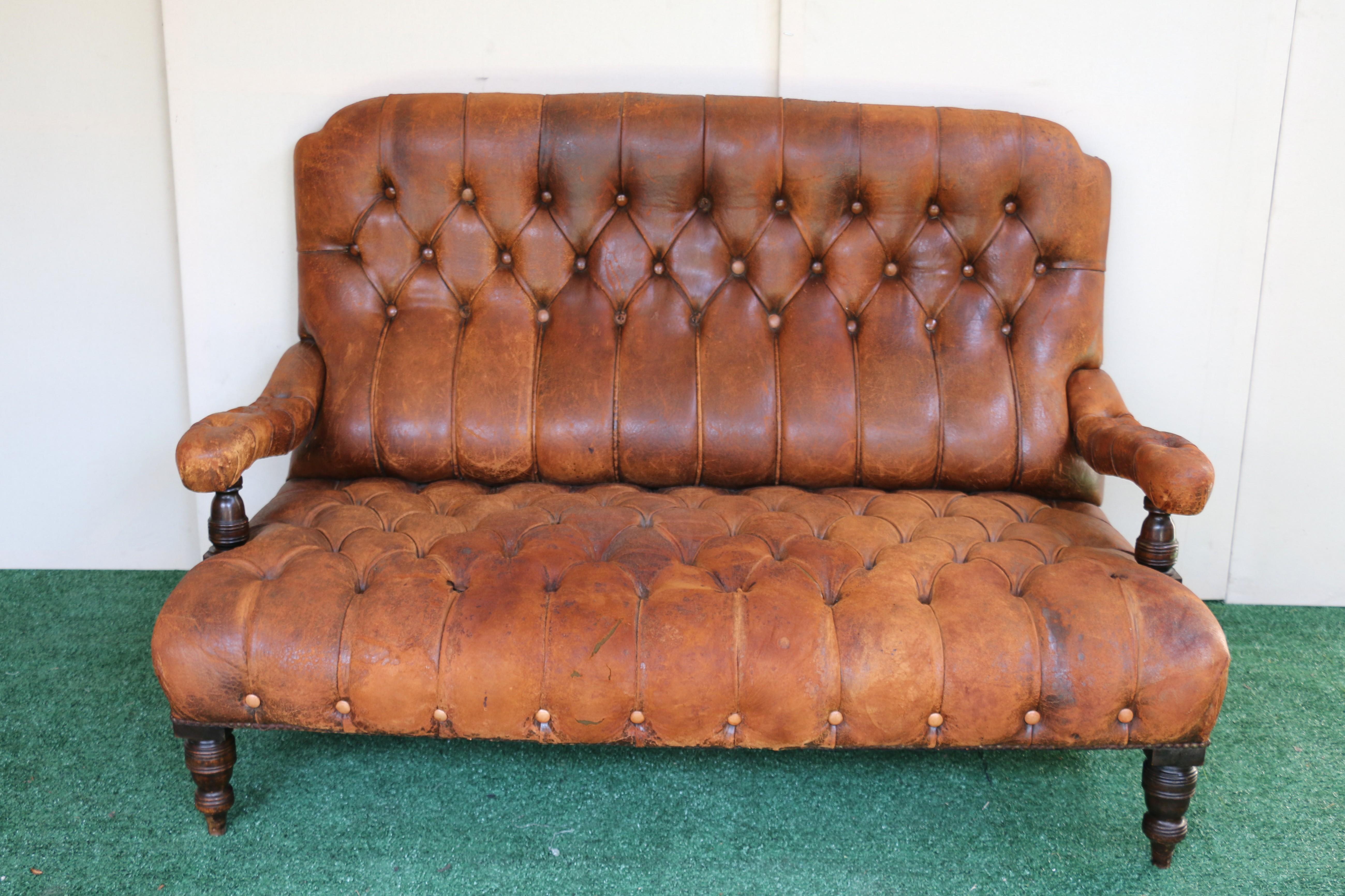 Chesterfield Causeuse anglaise du début du 19e siècle en cuir Brown touffeté en vente