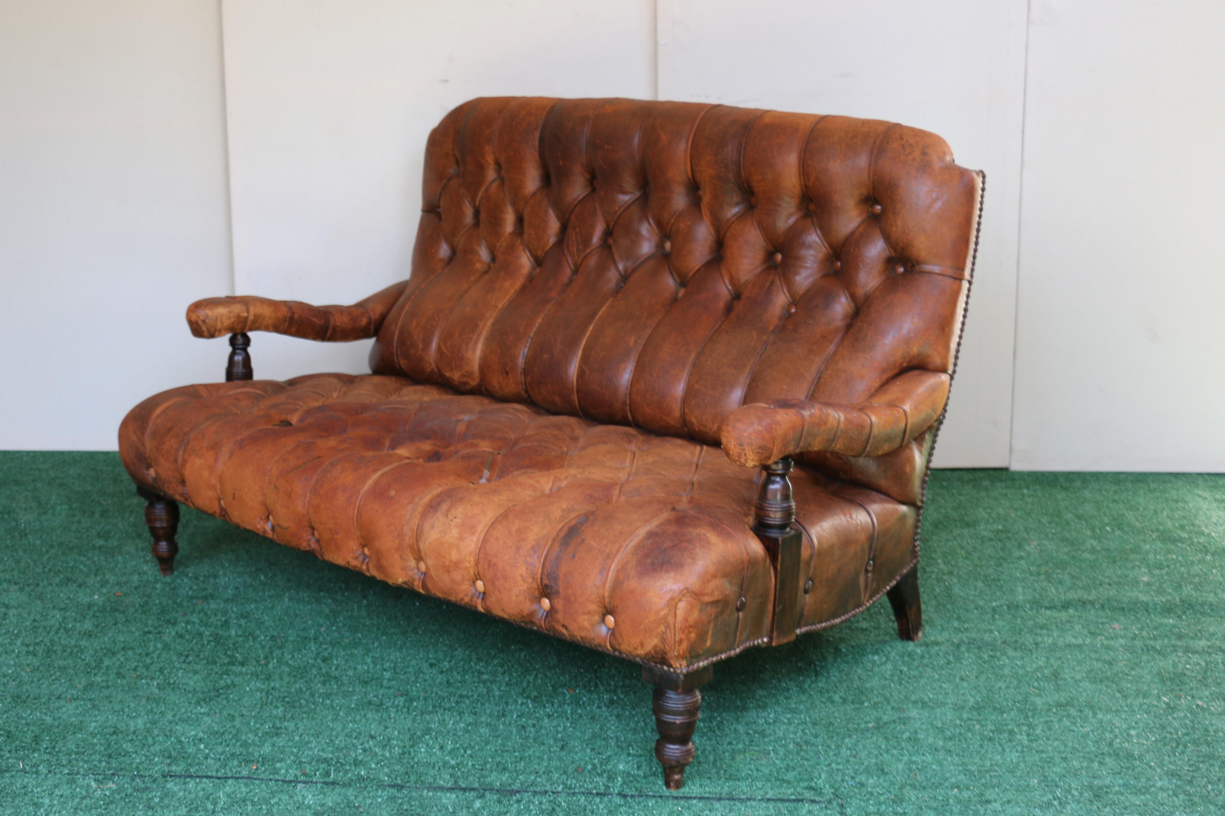Britannique Causeuse anglaise du début du 19e siècle en cuir Brown touffeté en vente