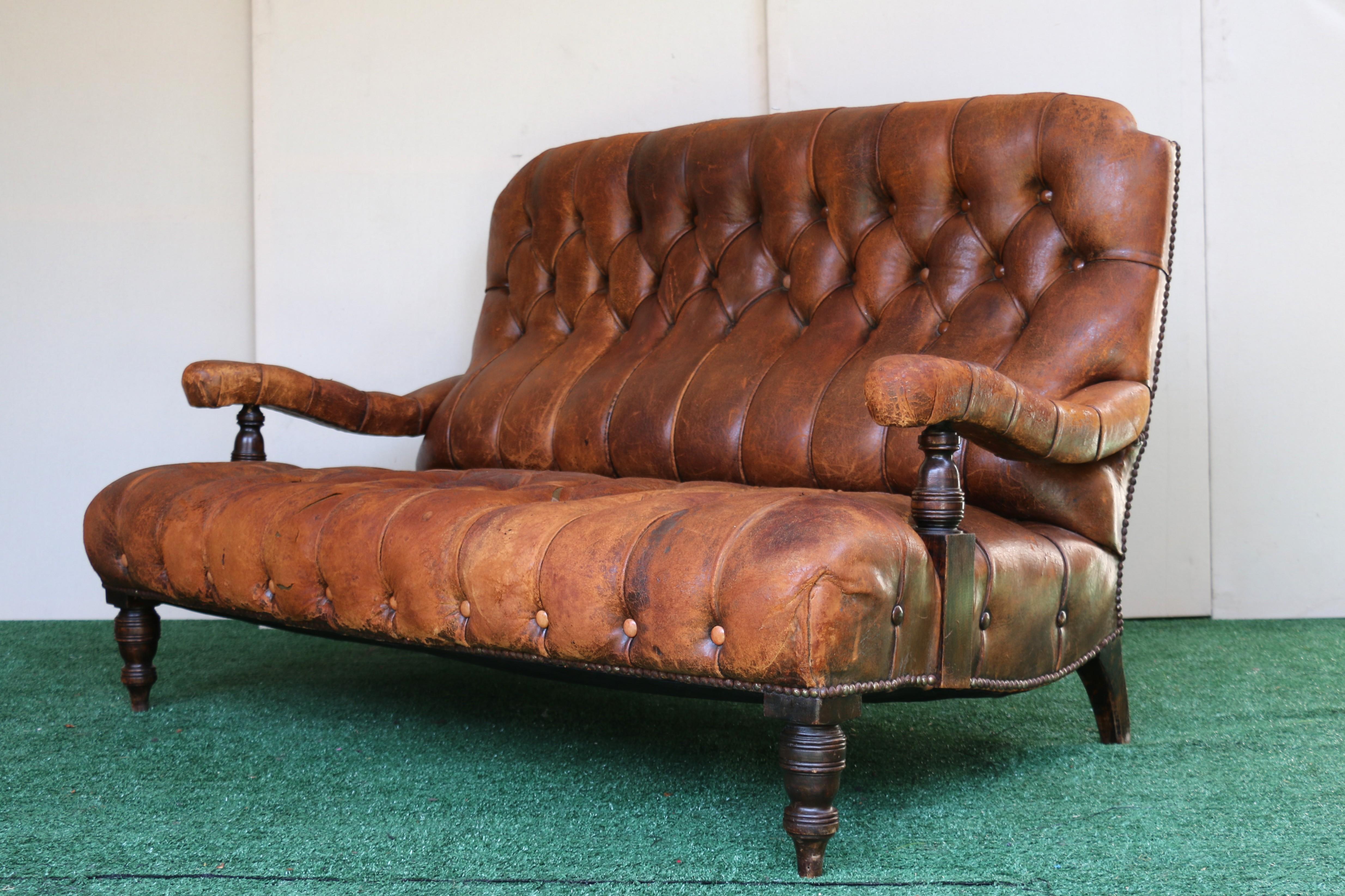 Causeuse anglaise du début du 19e siècle en cuir Brown touffeté Bon état - En vente à North Hollywood, CA