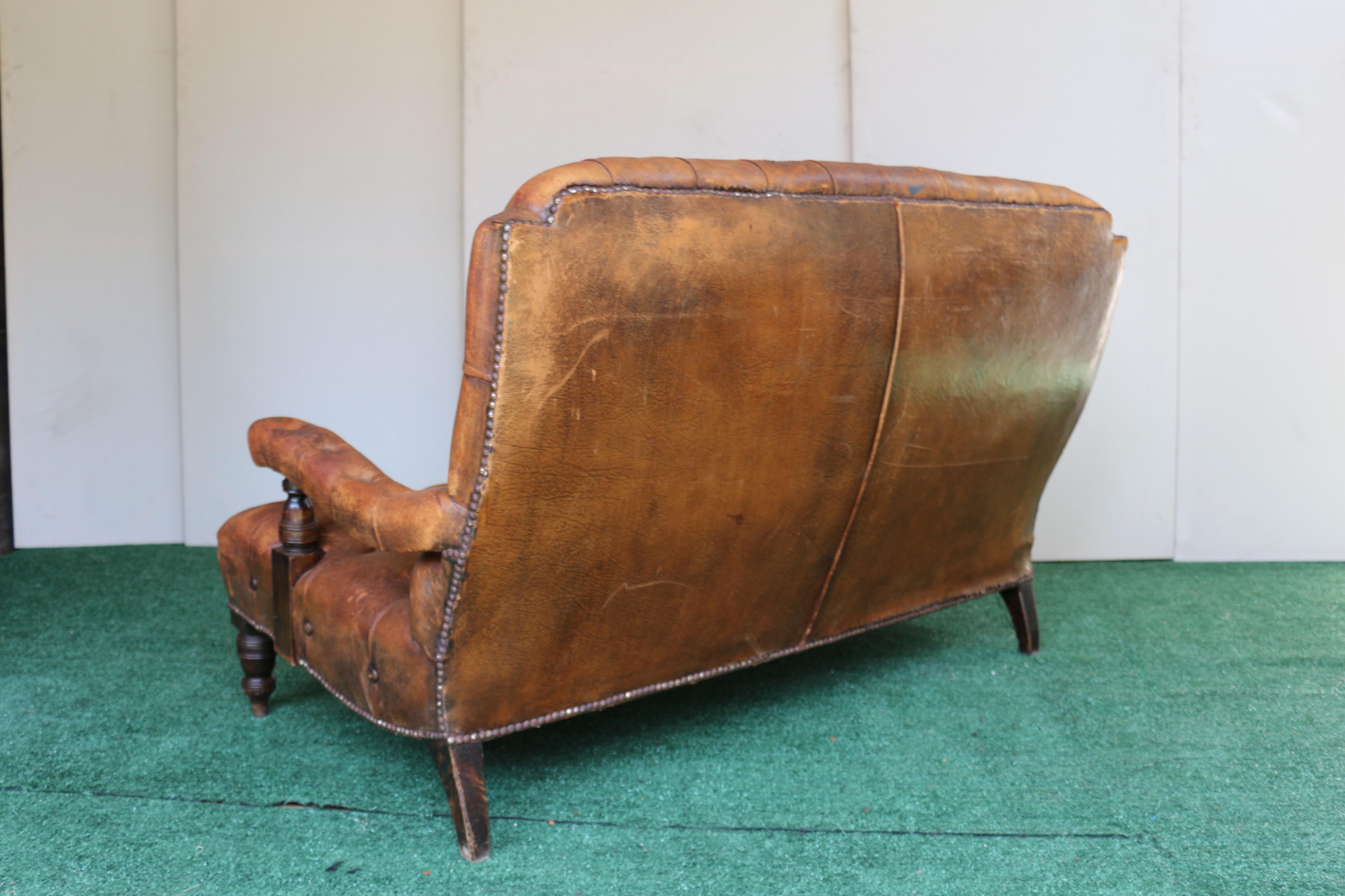 Cuir Causeuse anglaise du début du 19e siècle en cuir Brown touffeté en vente