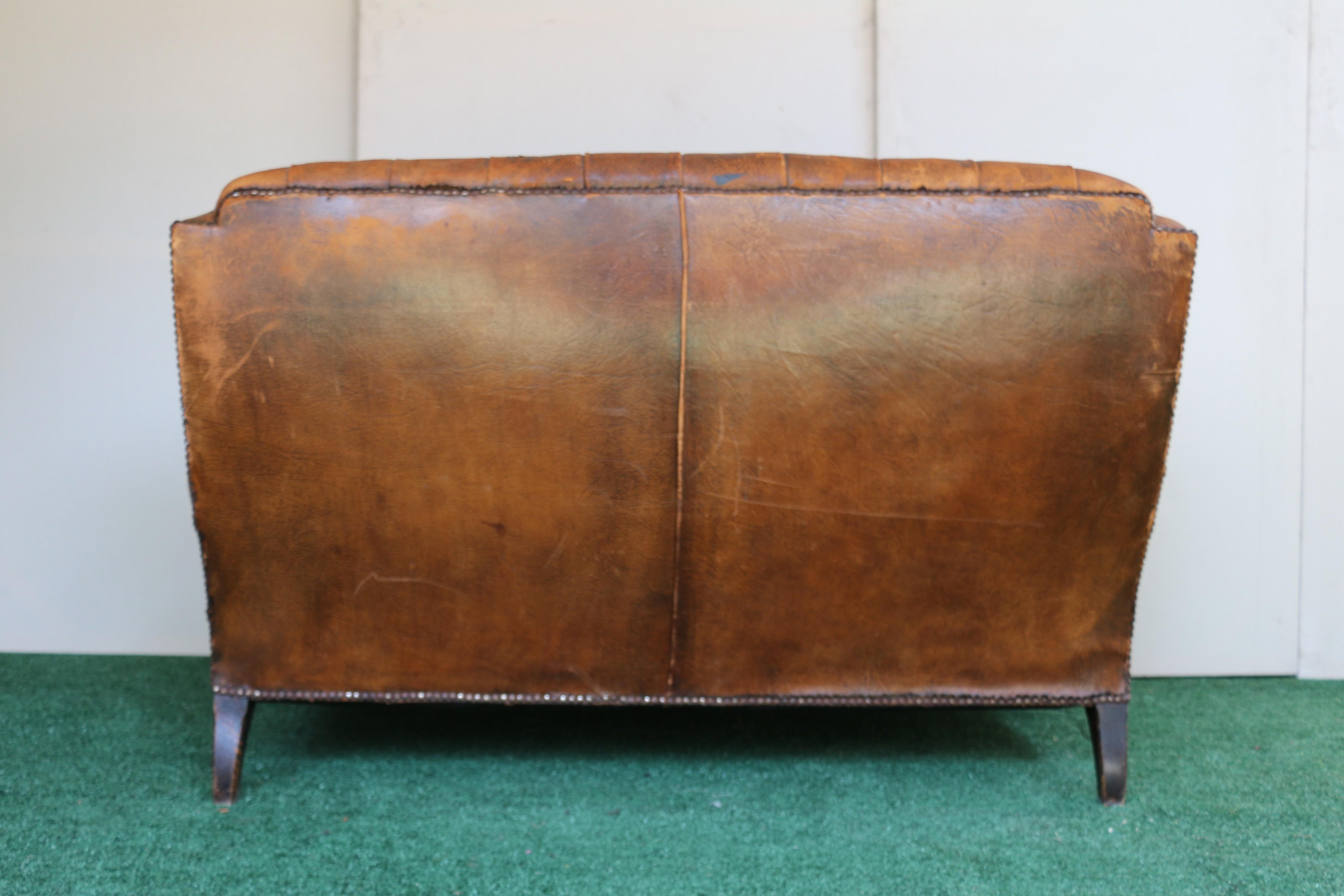 Causeuse anglaise du début du 19e siècle en cuir Brown touffeté en vente 1