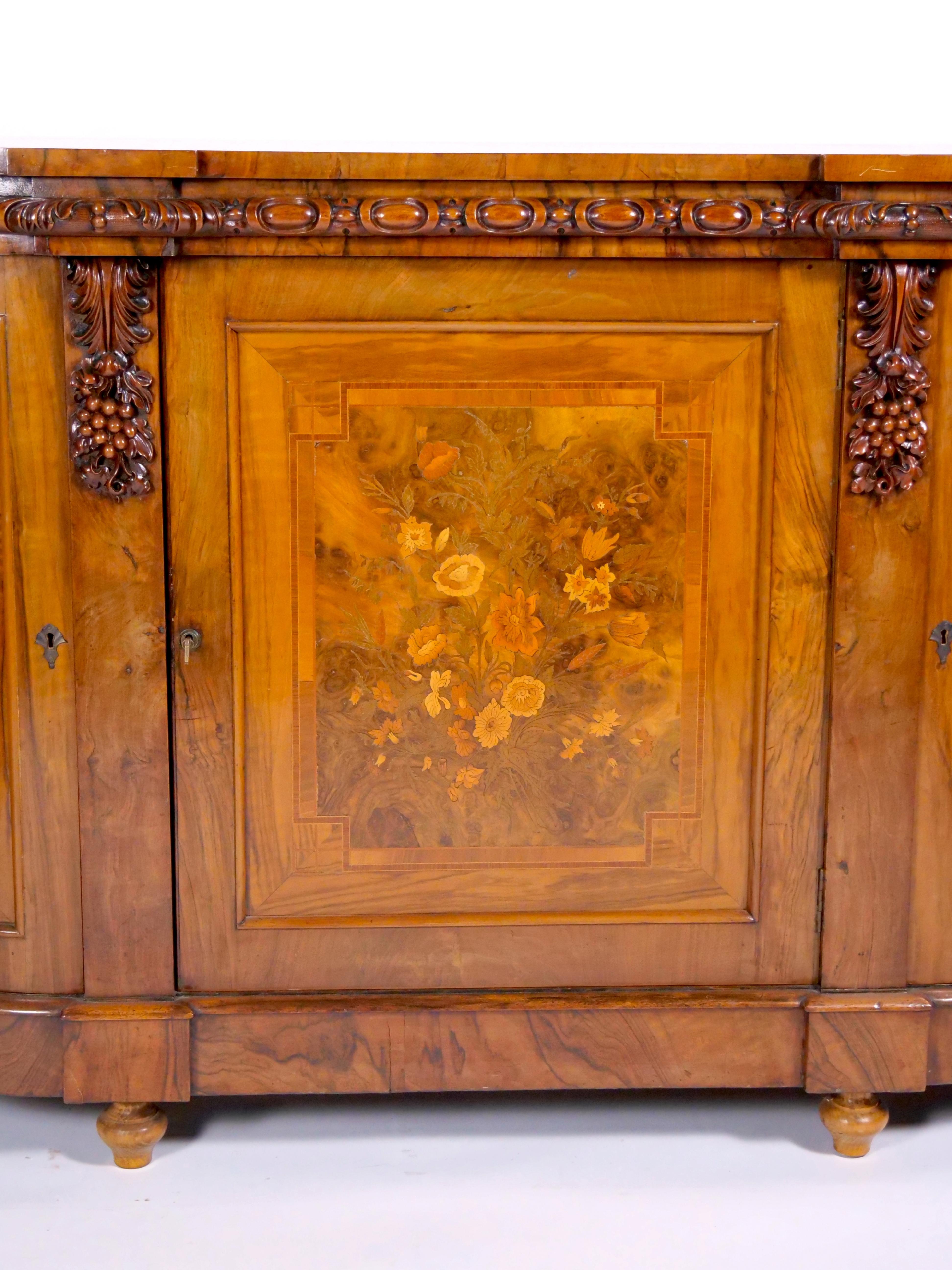 Early 19th Century English Victorian Style Walnut Marquetry Credenza / Sideboard For Sale 11