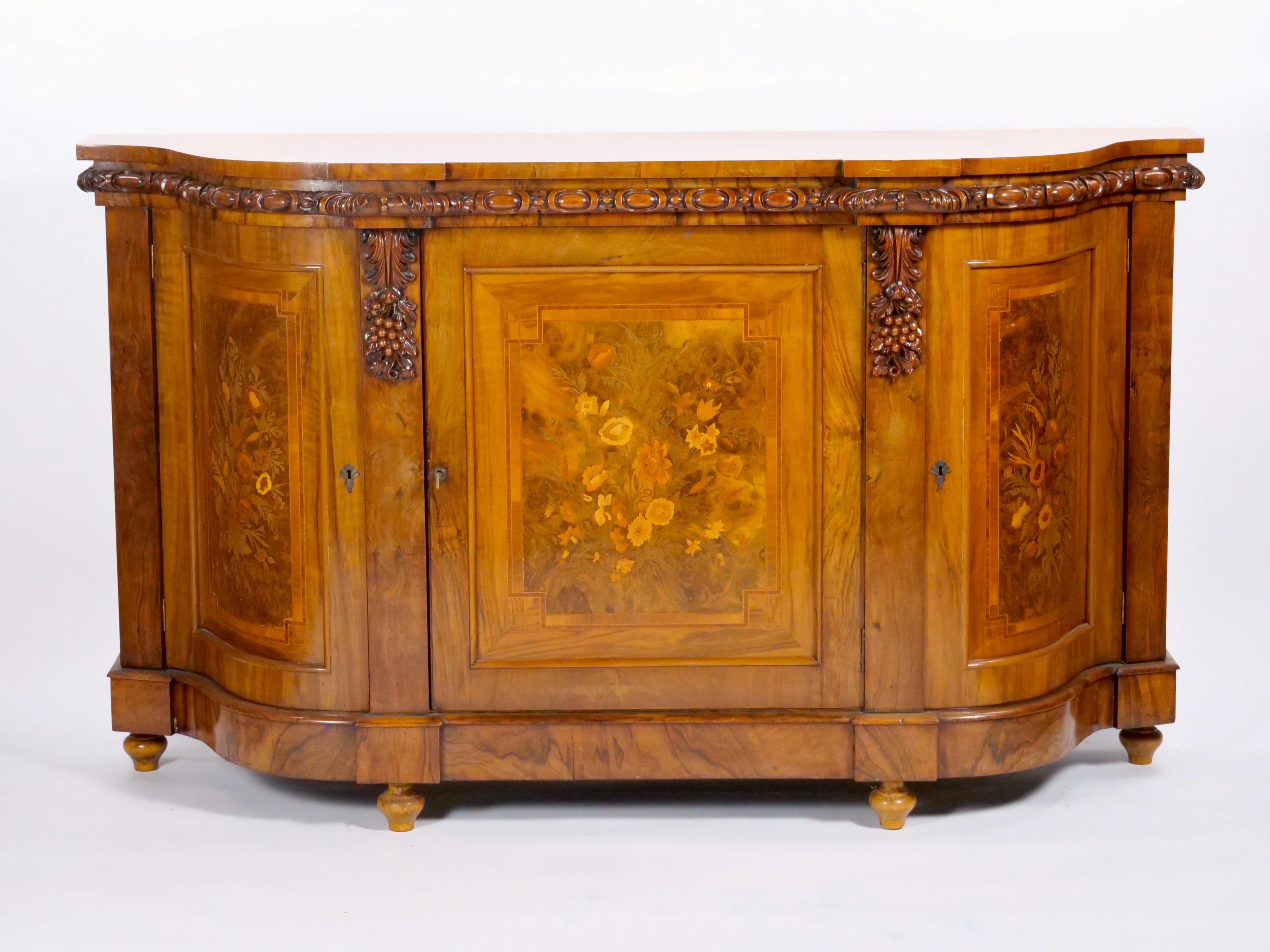 Early 19th Century English Victorian Style Walnut Marquetry Credenza / Sideboard For Sale 13