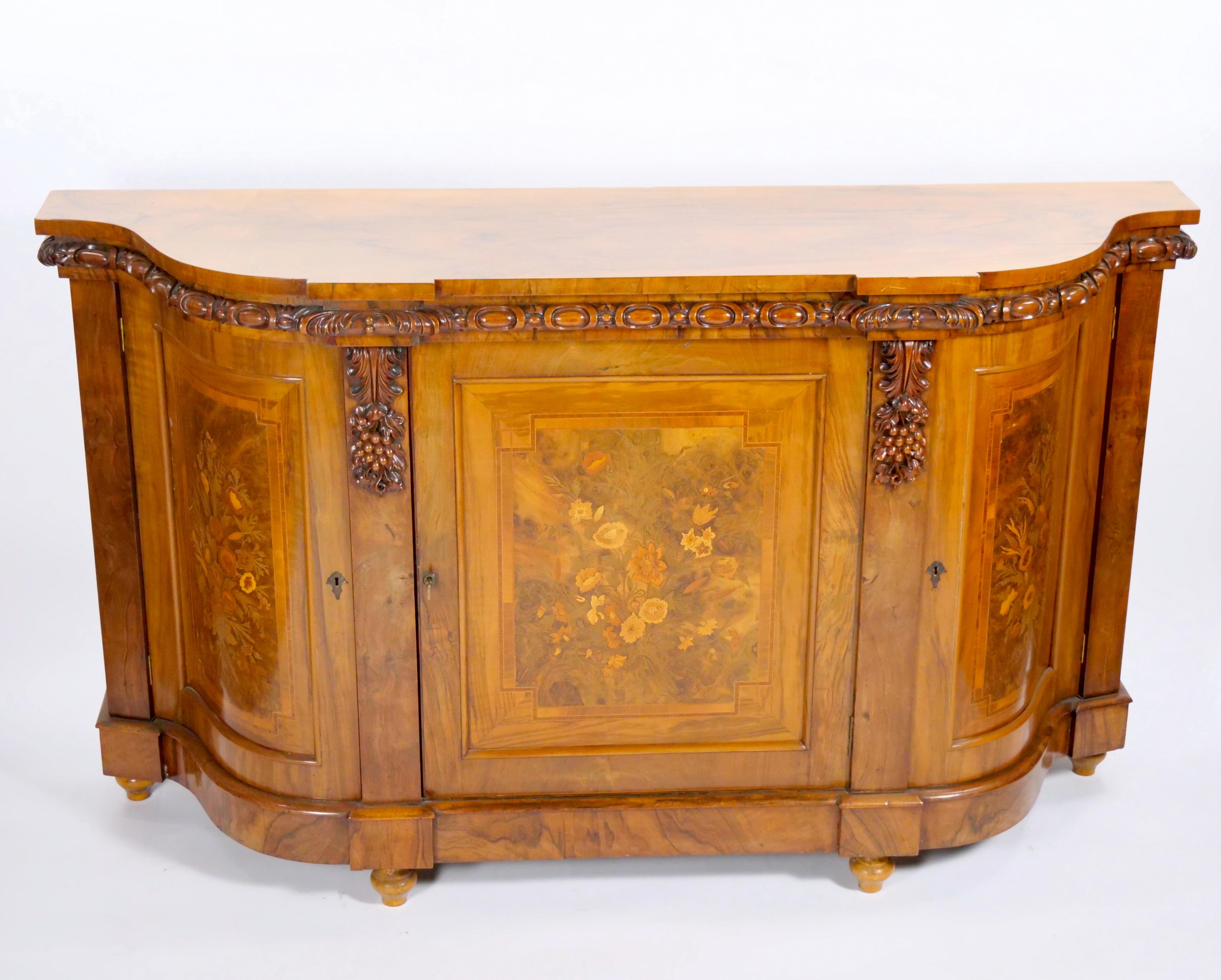 Early 19th Century English Victorian Style Walnut Marquetry Credenza / Sideboard In Good Condition For Sale In Tarry Town, NY