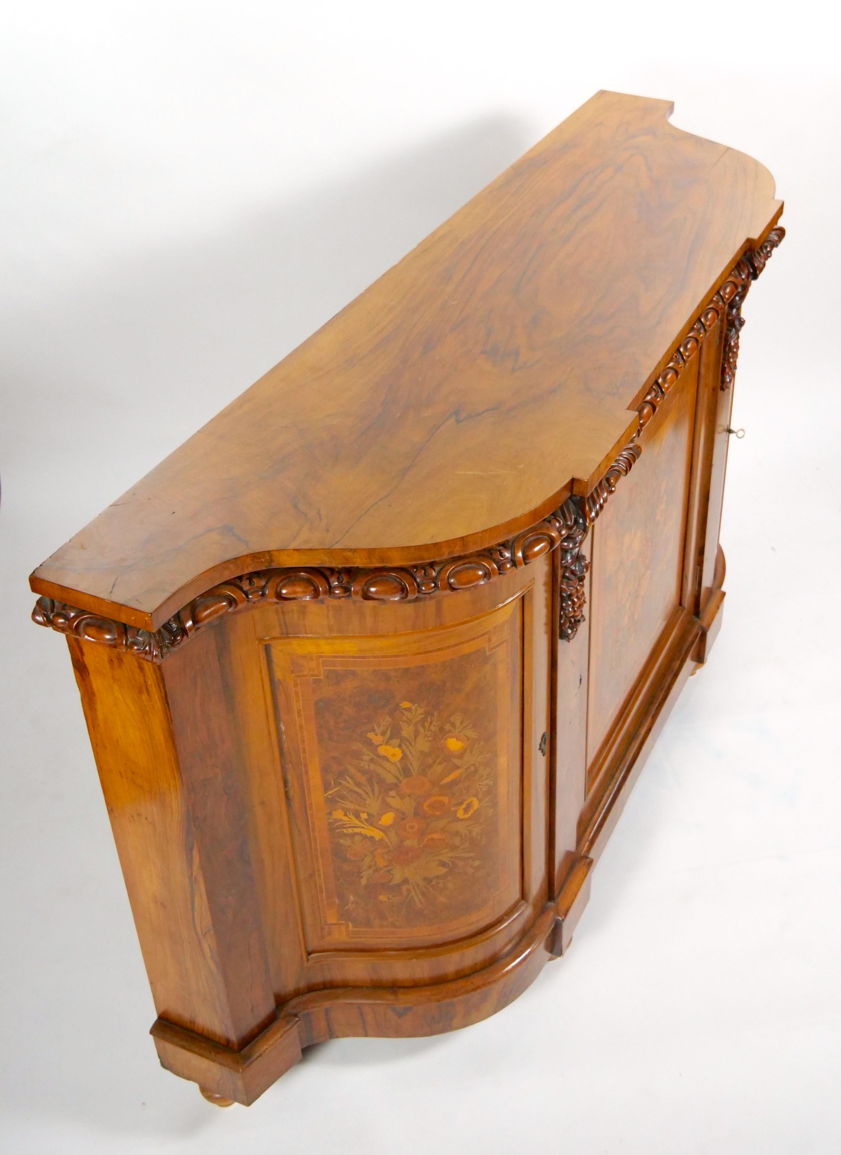 Early 19th Century English Victorian Style Walnut Marquetry Credenza / Sideboard For Sale 1