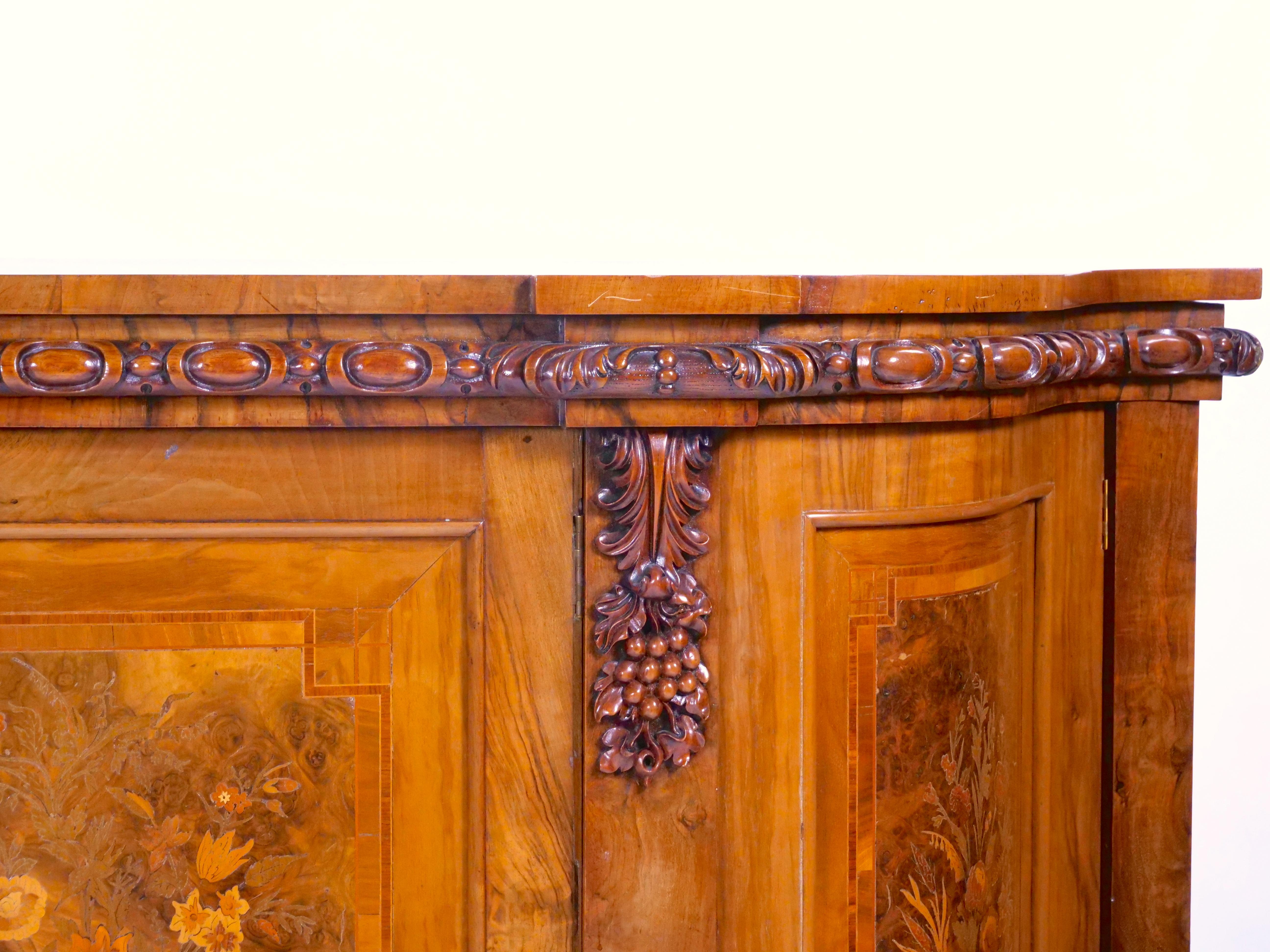 Early 19th Century English Victorian Style Walnut Marquetry Credenza / Sideboard For Sale 4