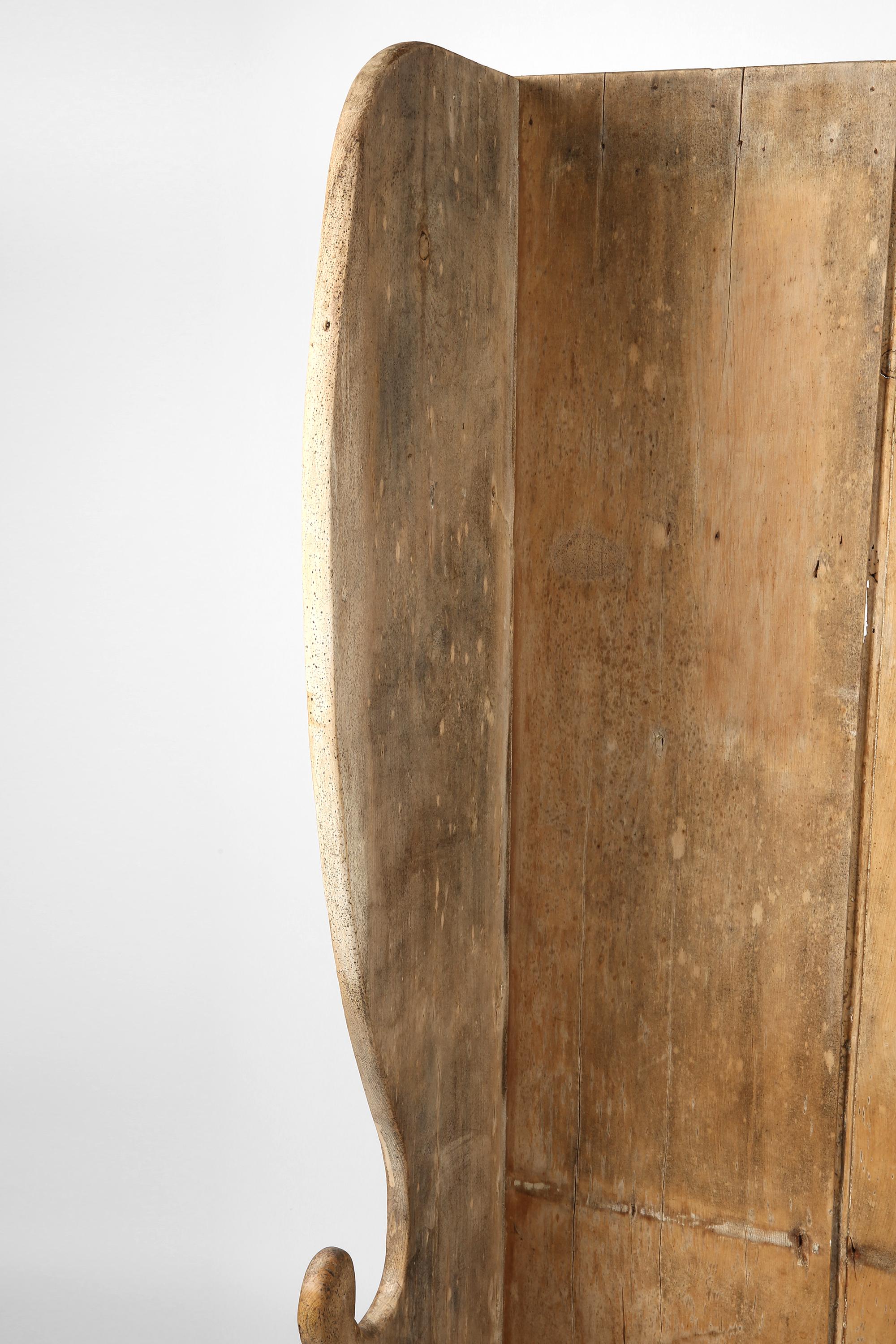 A characterful early 19th century settle in beautifully sun-bleached pine timber. Of excellent proportions and colour, likely estate made from found timber for a private residence or tavern.