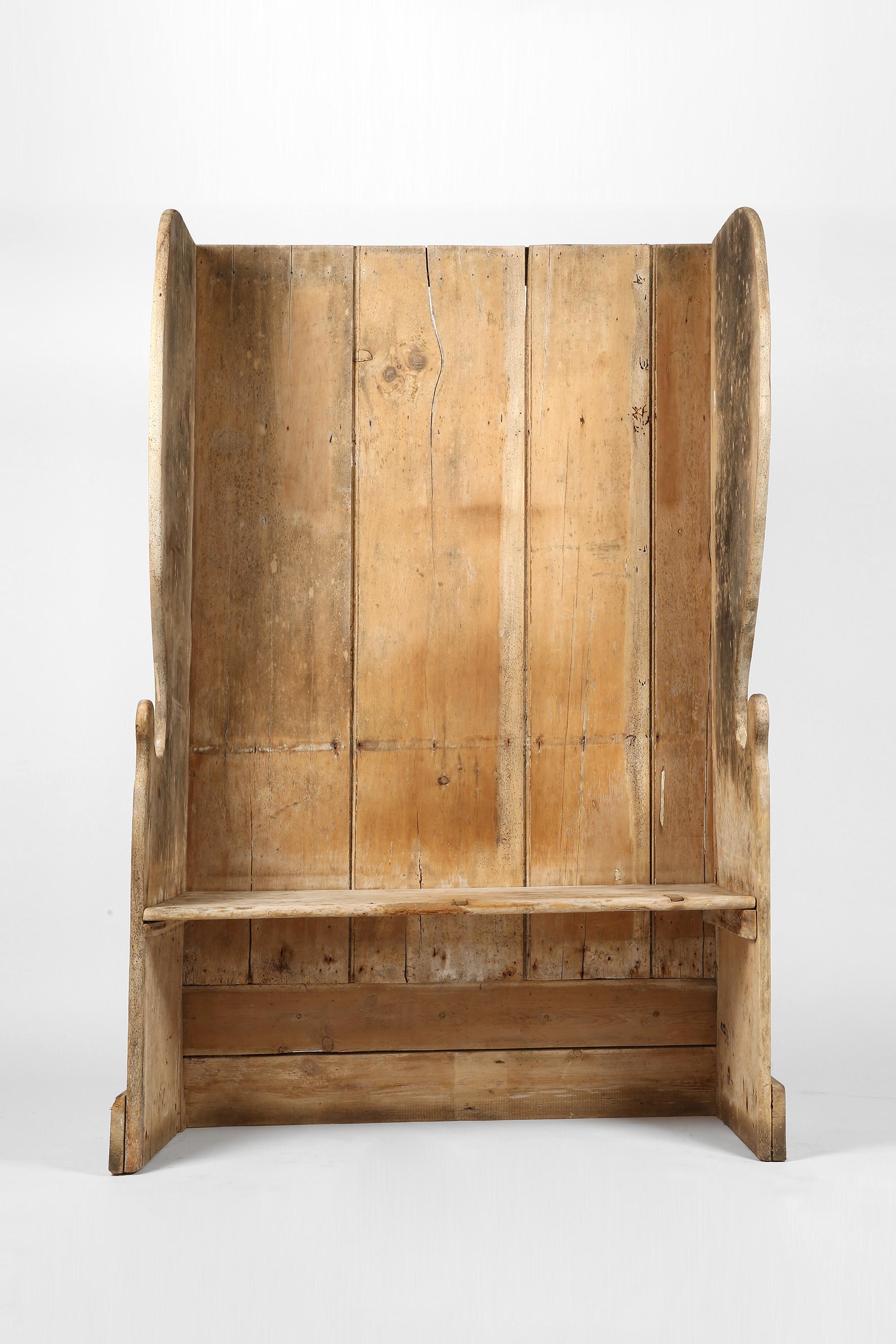 Early 19th Century English Wabi Sabi Sun-Bleached Pine Settle Bench In Fair Condition For Sale In London, GB