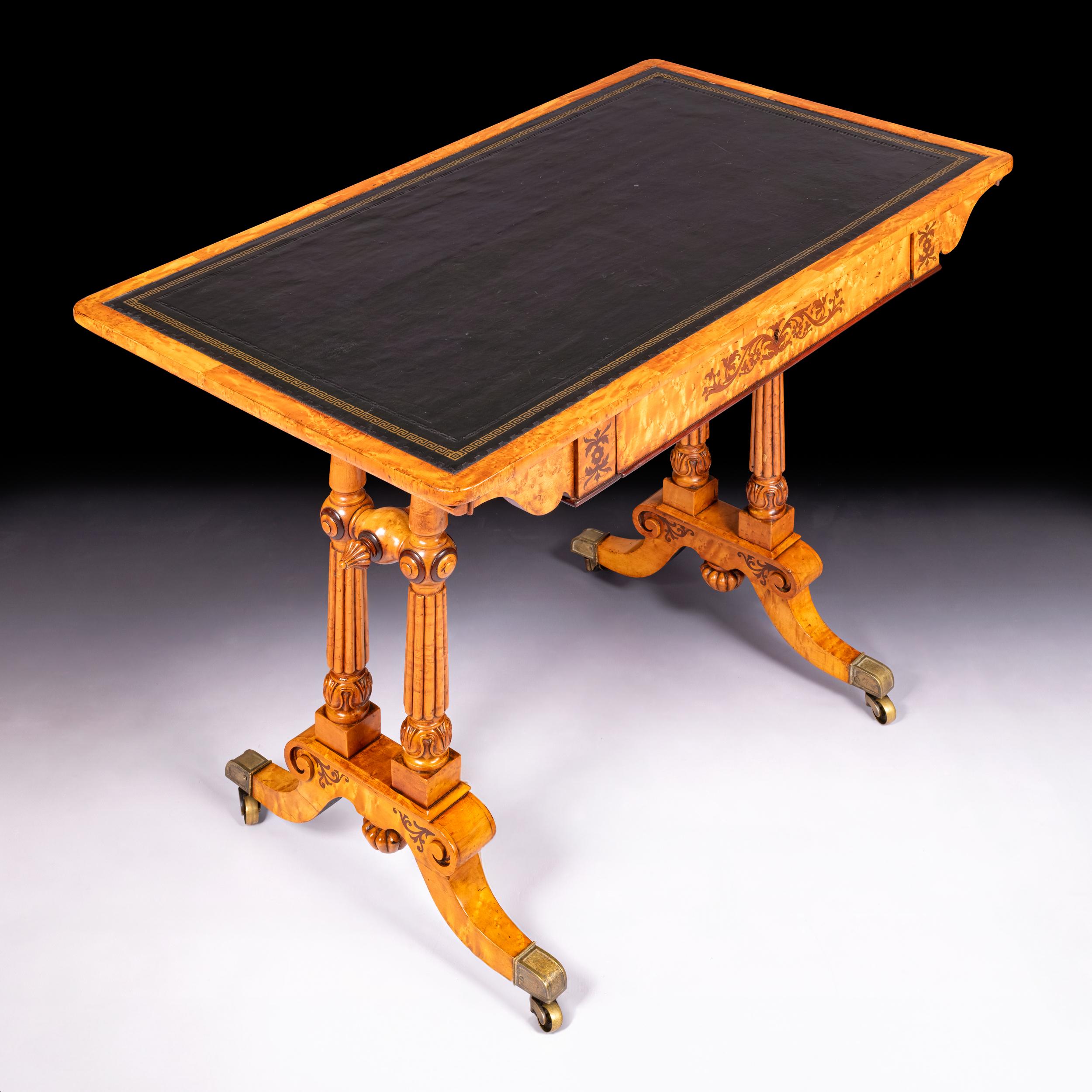 Très belle table à écrire en érable moucheté anglaise du début du XIXe siècle, à la manière de George Bullock, de forme rectangulaire, avec un plateau de forme et une surface d'écriture en cuir au-dessus d'un tiroir en frise sur deux supports