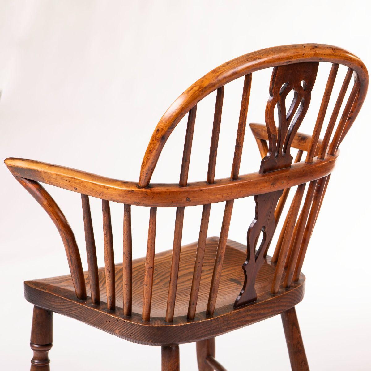 Englischer Windsor-Sessel aus Eibe und Ulme mit geformten Armlehnen aus dem frühen 19. im Angebot 7