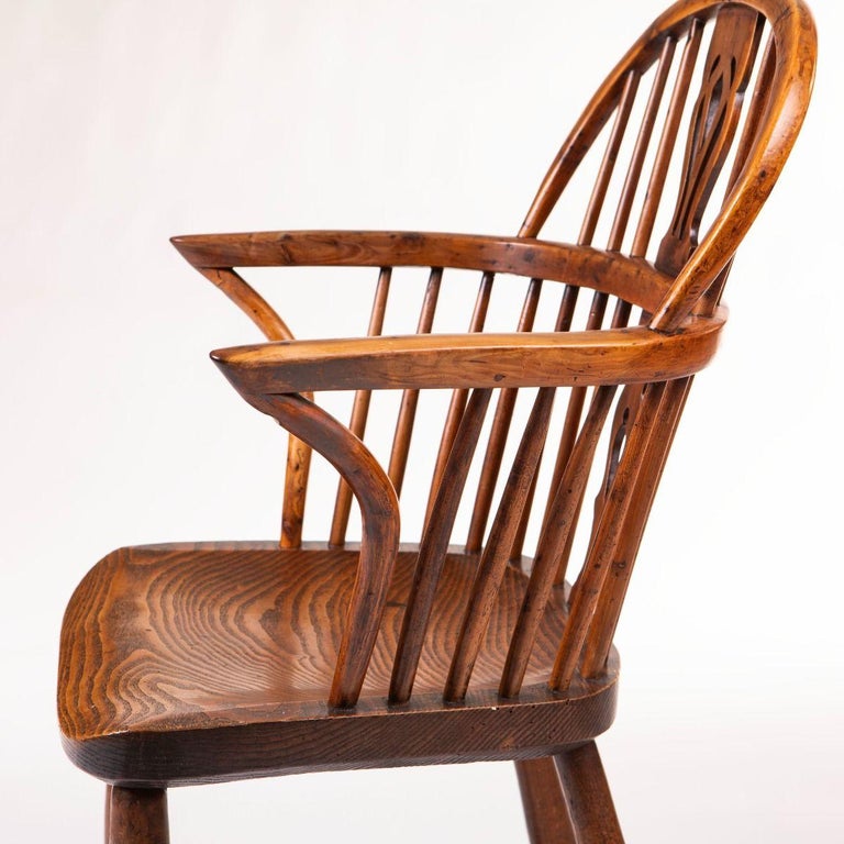 Englischer Windsor-Sessel aus Eibe und Ulme mit geformten Armlehnen aus dem  frhen 19. im Angebot bei 1stDibs Deutschland