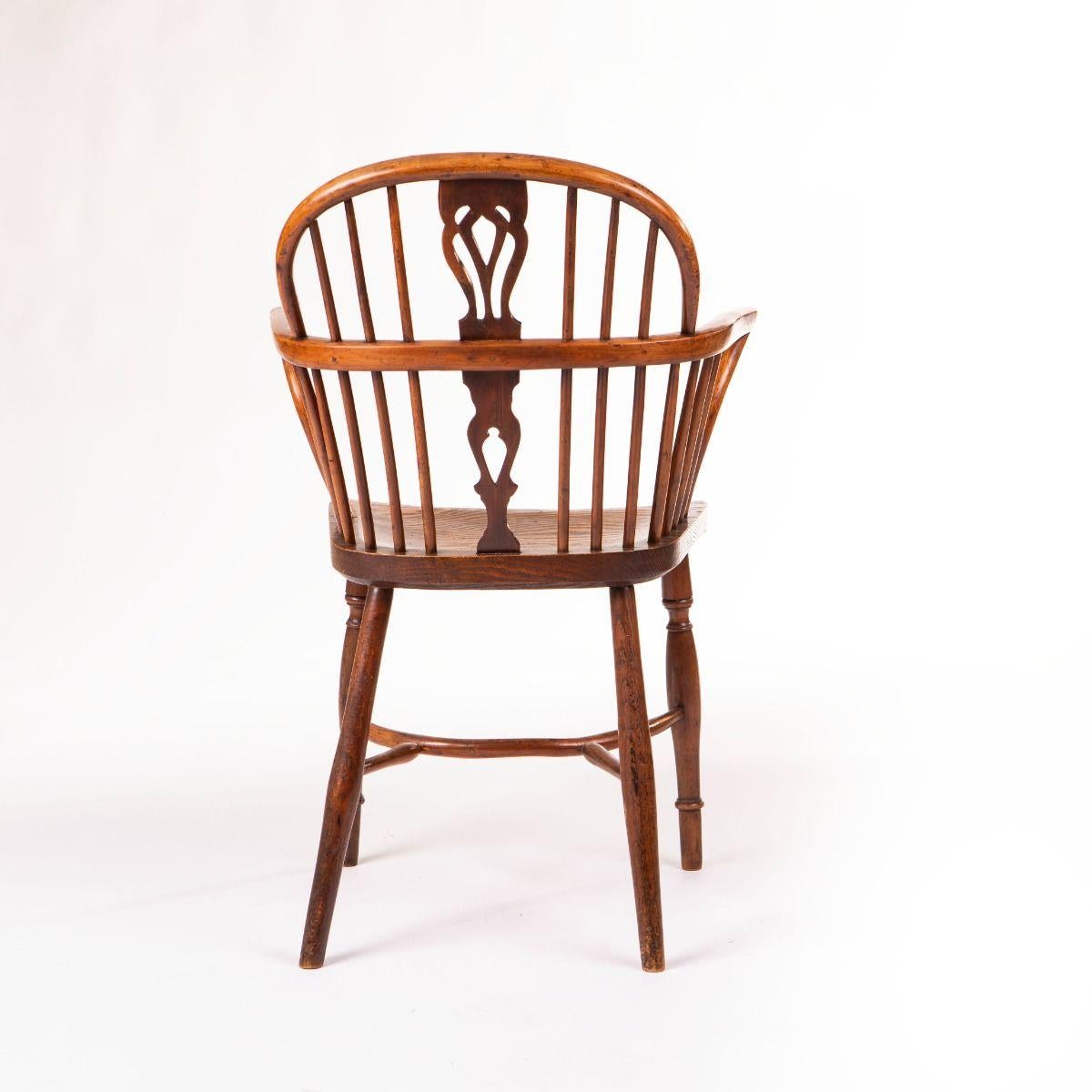 Englischer Windsor-Sessel aus Eibe und Ulme mit geformten Armlehnen aus dem frühen 19. (Georgian) im Angebot