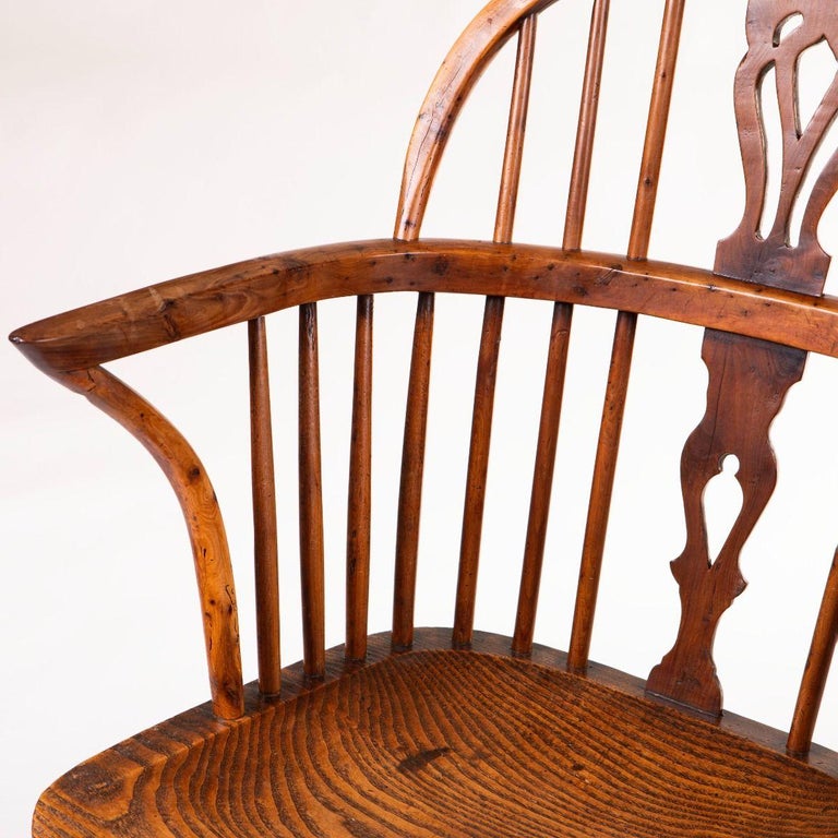 Englischer Windsor-Sessel aus Eibe und Ulme mit geformten Armlehnen aus dem  frhen 19. im Angebot bei 1stDibs Deutschland