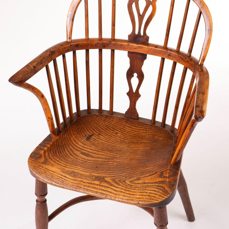 Englischer Windsor-Sessel aus Eibe und Ulme mit geformten Armlehnen aus dem  frhen 19. im Angebot bei 1stDibs Deutschland