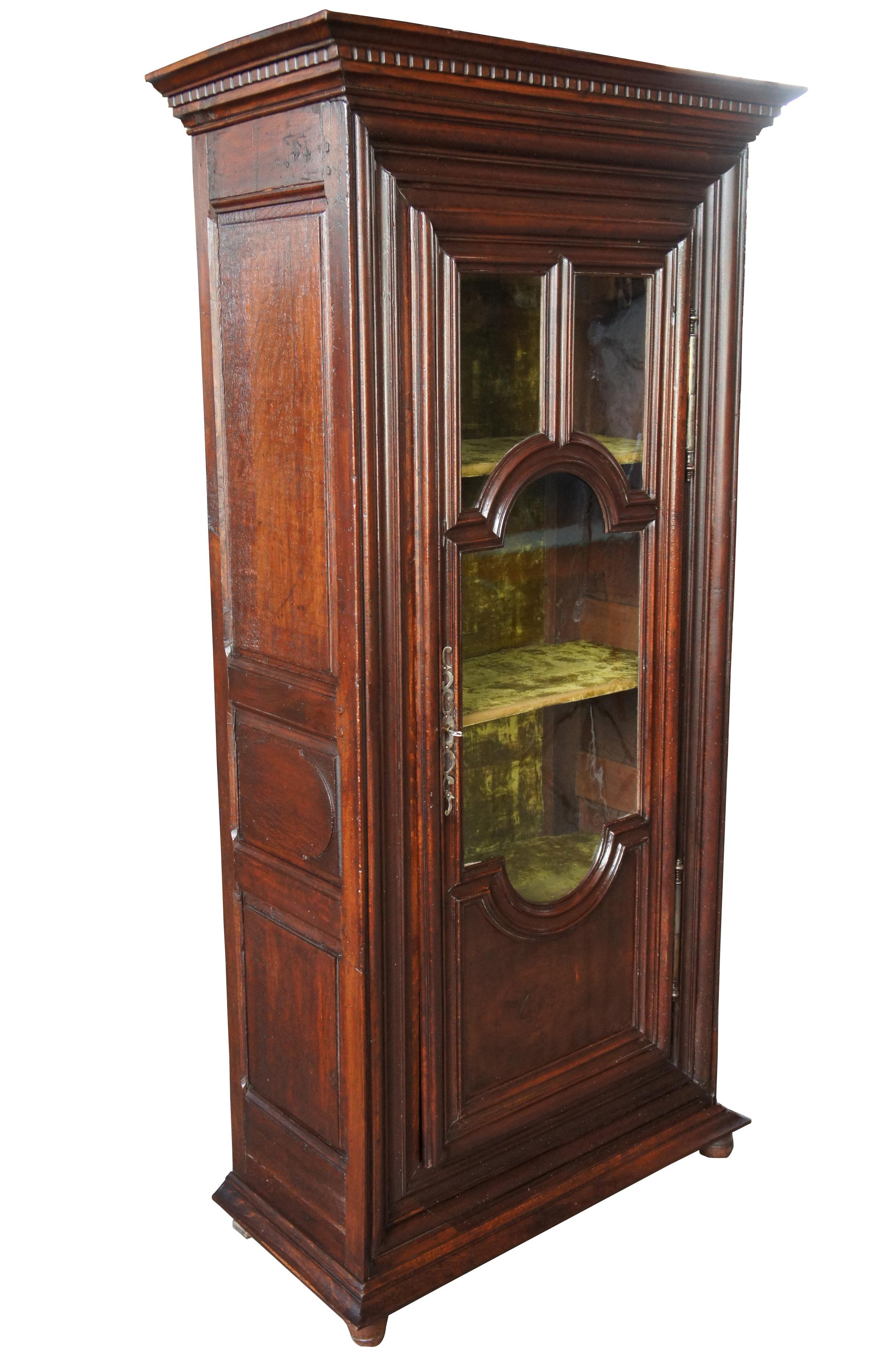 Early 19th century European oak Curio display cabinet vitrine bookcase 76

A gorgeous early 19th century display cabinet. Made from oak with paneled sides and glass front. Interior is felt lined. Perfect for books and collectibles. 

Originally