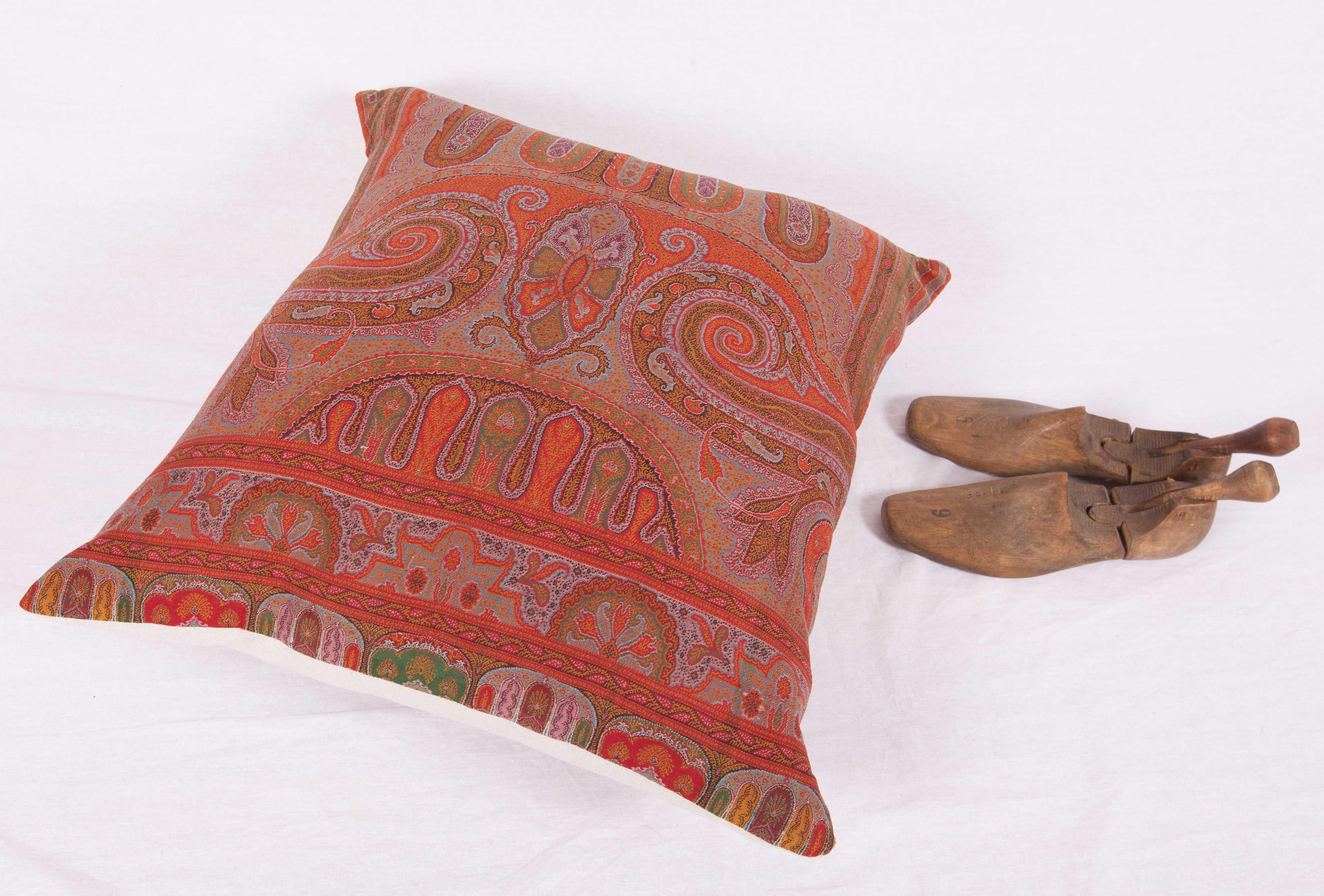 Early 19th Century European Paisley Wool Pillow In Good Condition In Istanbul, TR