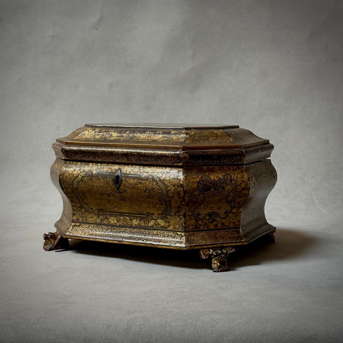 Chinese Early 19th Century Export Chinoiserie Lacquer Box on Carved Feet For Sale