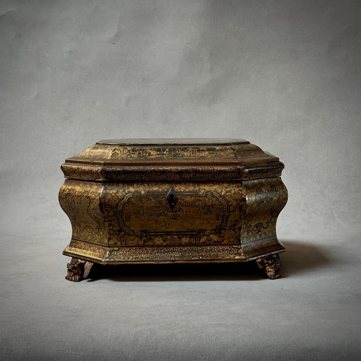 Early 19th Century Export Chinoiserie Lacquer Box on Carved Feet For Sale 1