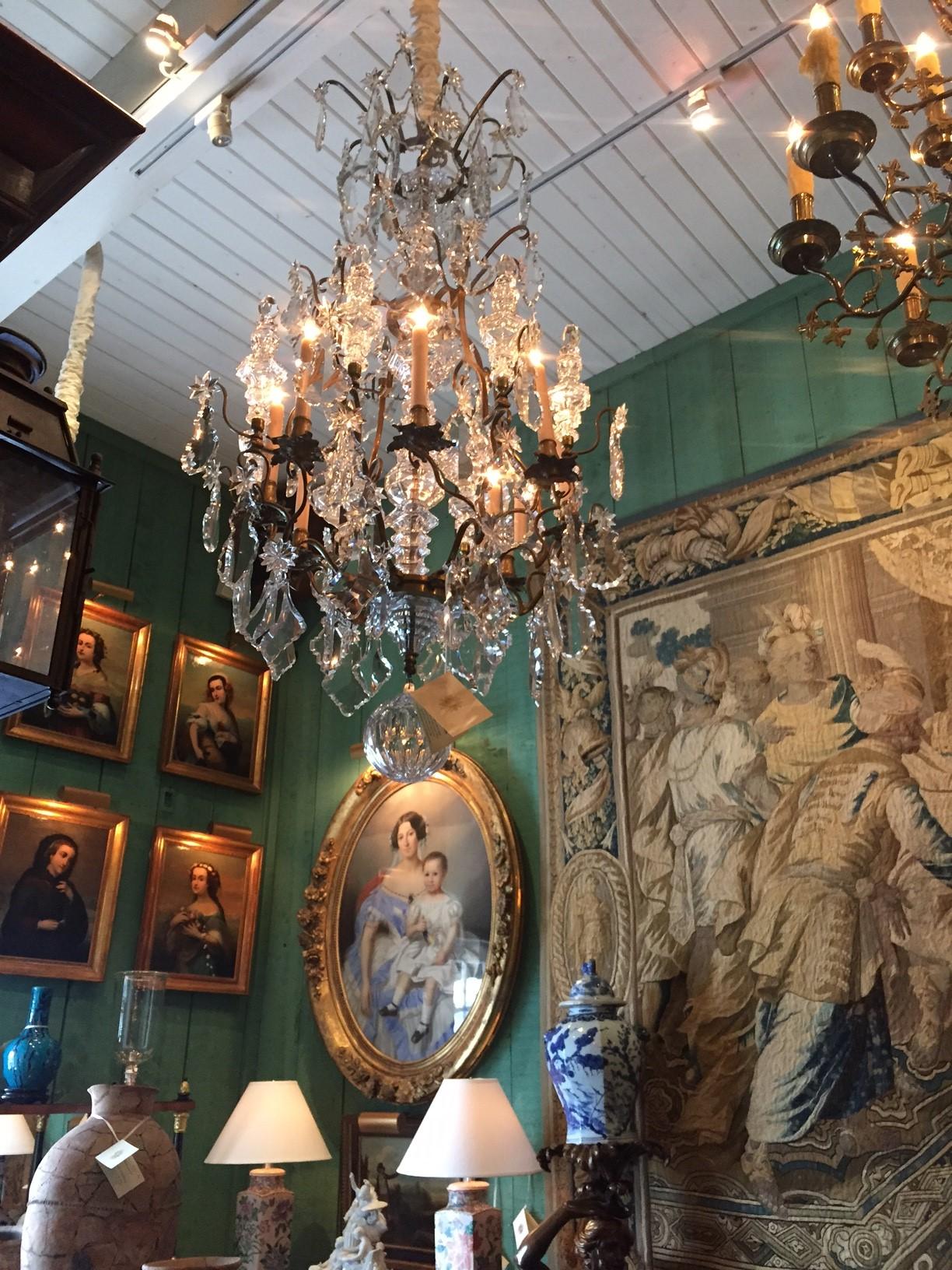 Grand lustre antique en cristal de Baccarat Plafond de salle à manger 8 luminaires pendants . Fin 18e début 19e siècle Rare et exquis lustre en cristal de Baccarat à 8 lumières avec cage en bronze élégante faite à la main. Fabricant français de