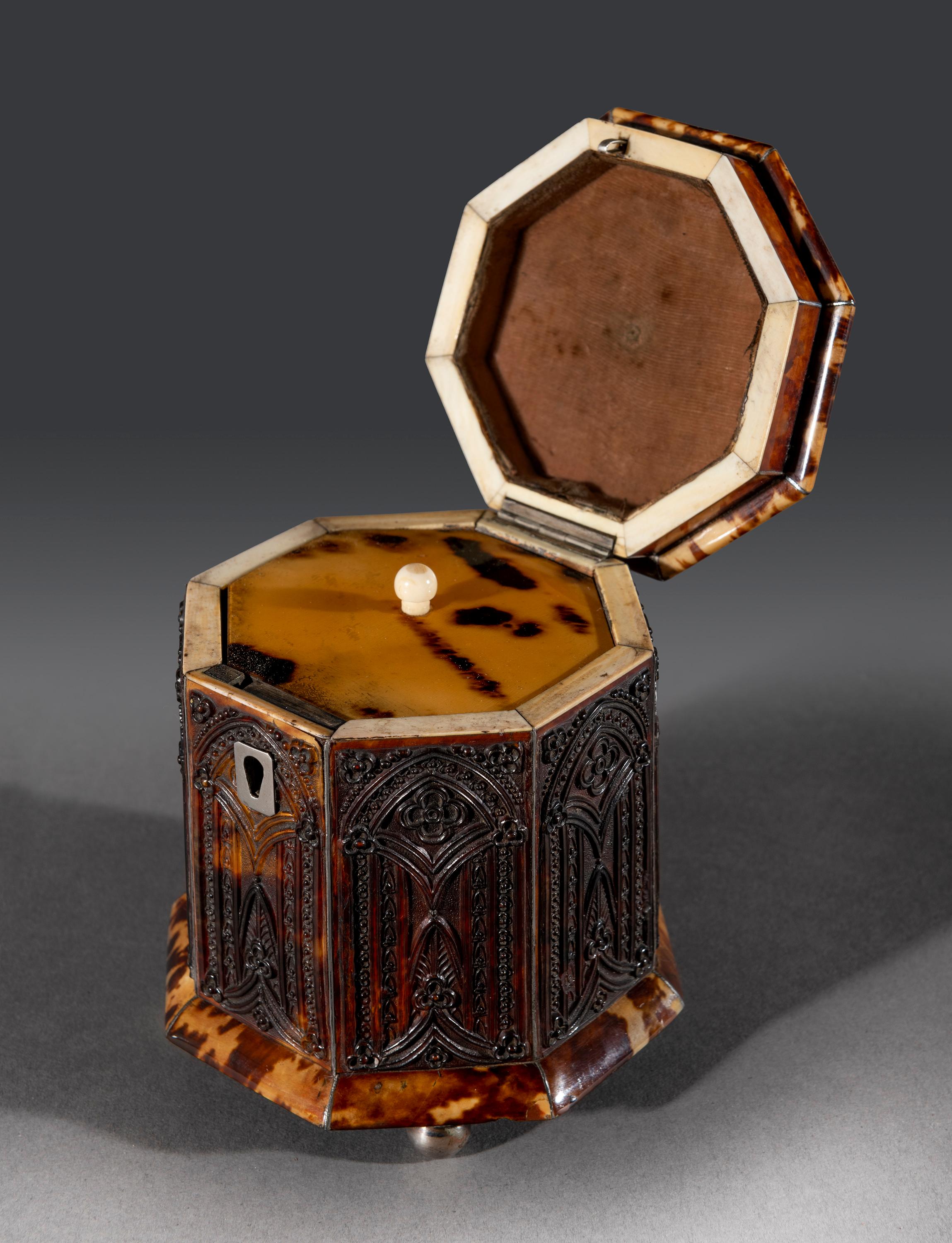 Early 19th Century Regency Period Gothic Pagoda Tortoiseshell Tea Caddy In Good Condition In Bradford on Avon, GB