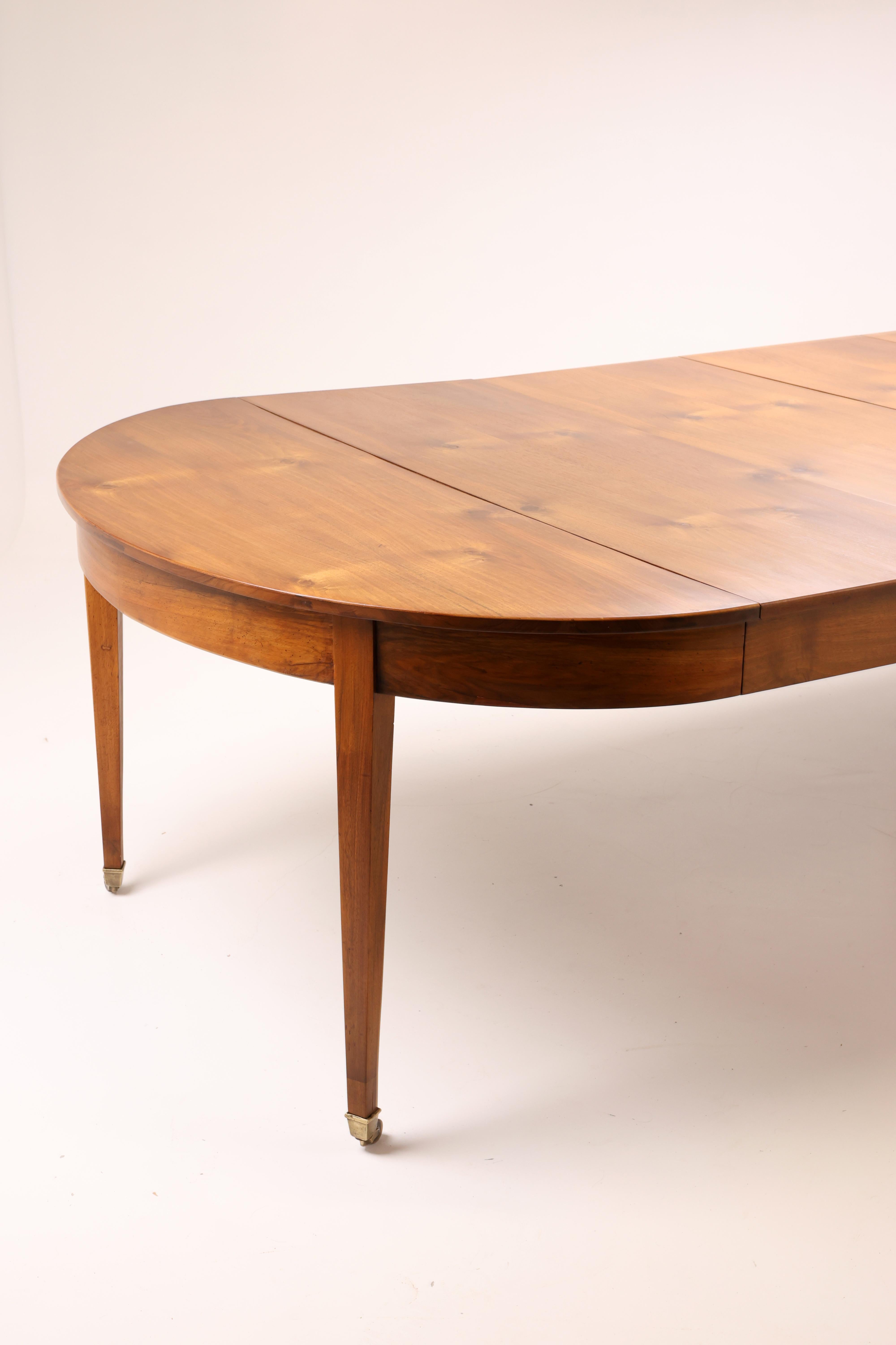 Tavolo da pranzo allungabile in noce dell'inizio del XIX secolo con rotelle in ottone in vendita 3