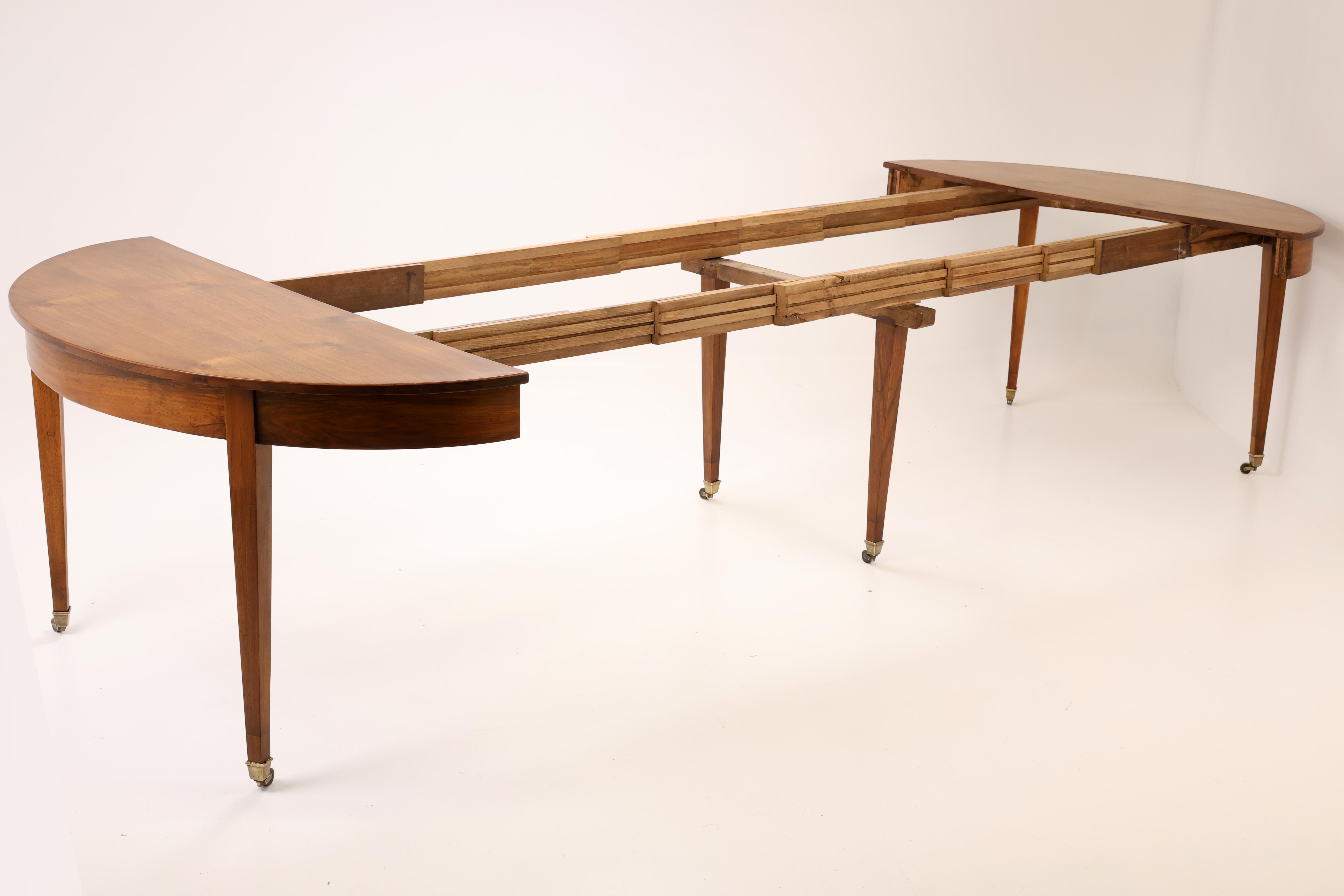 Tavolo da pranzo allungabile in noce dell'inizio del XIX secolo con rotelle in ottone in vendita 4