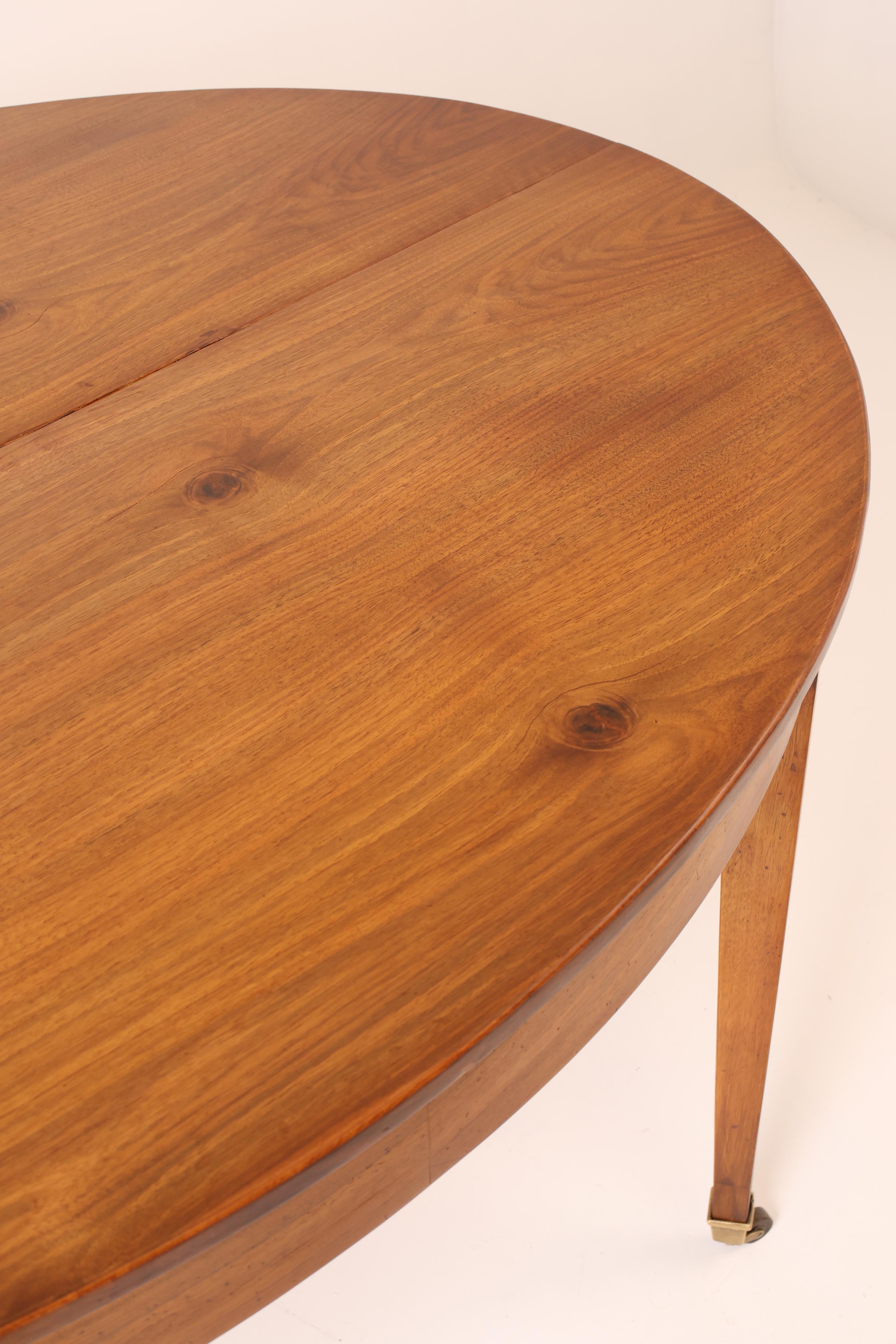 Tavolo da pranzo allungabile in noce dell'inizio del XIX secolo con rotelle in ottone in vendita 5