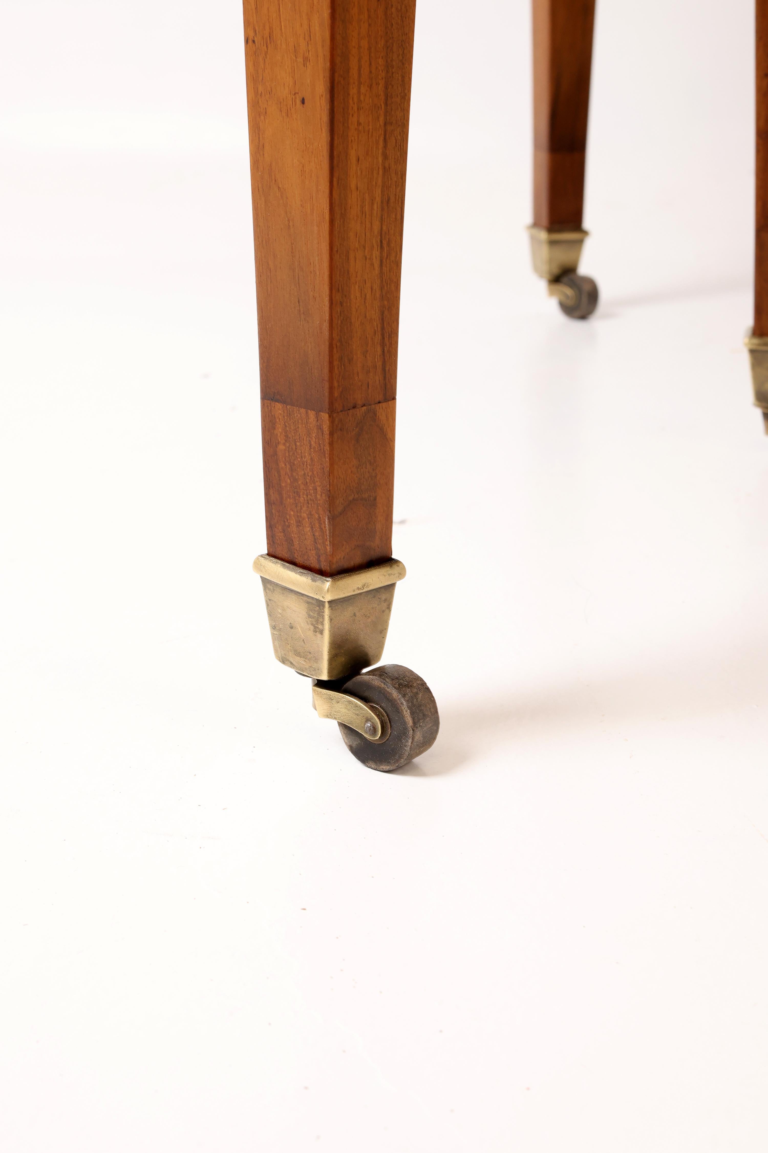 Tavolo da pranzo allungabile in noce dell'inizio del XIX secolo con rotelle in ottone in vendita 6