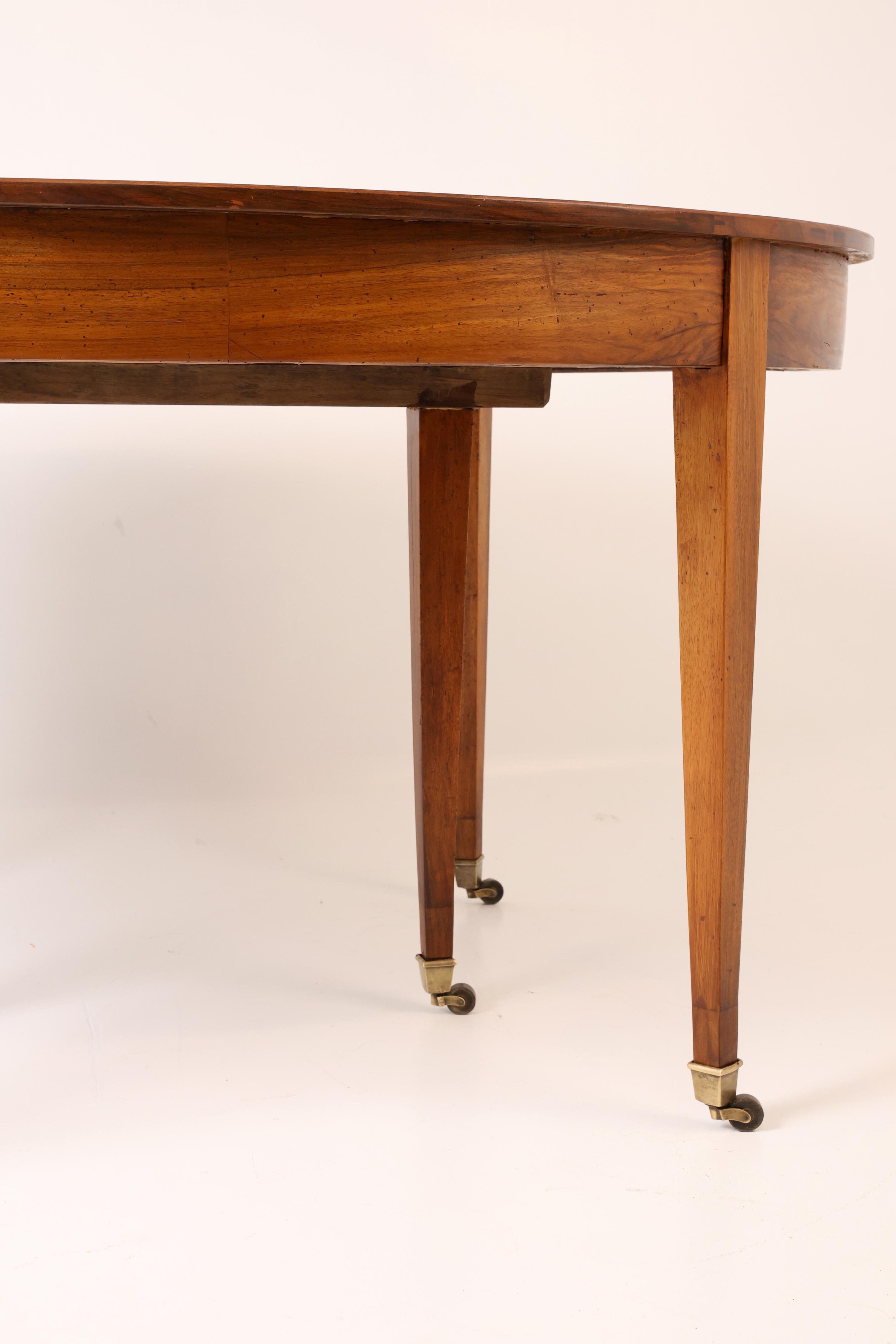 Tavolo da pranzo allungabile in noce dell'inizio del XIX secolo con rotelle in ottone in vendita 7
