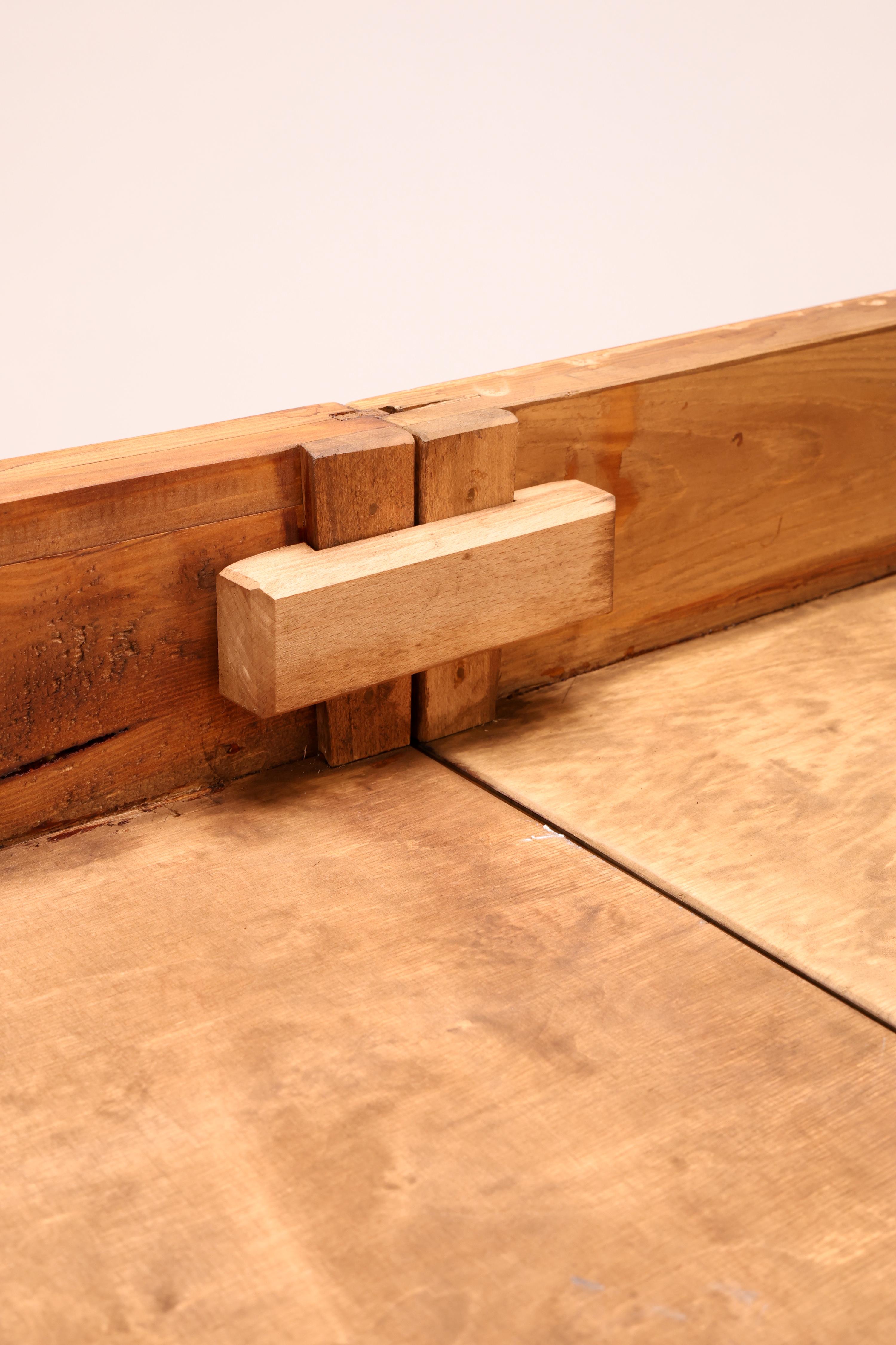 Tavolo da pranzo allungabile in noce dell'inizio del XIX secolo con rotelle in ottone in vendita 9