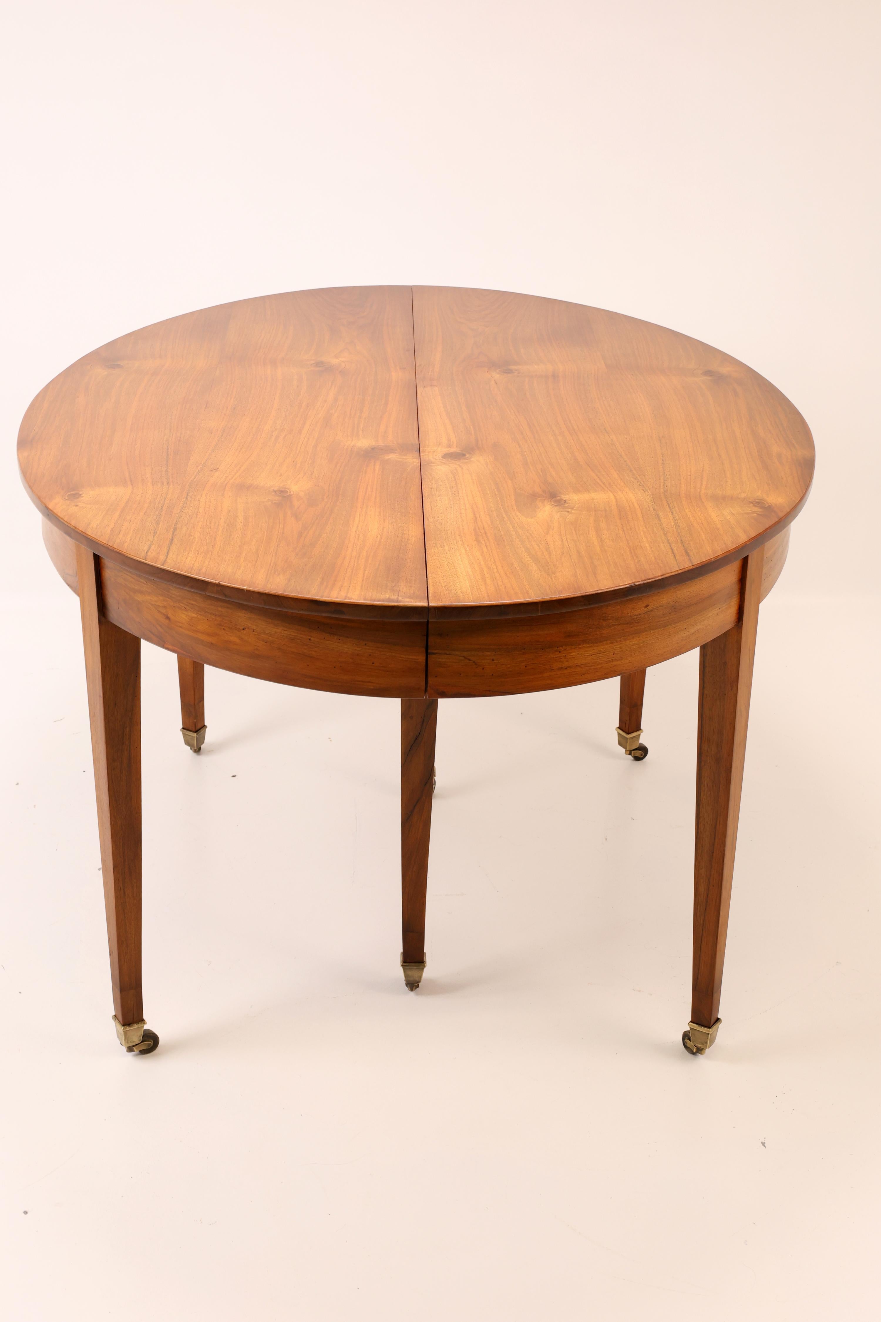 Tavolo da pranzo allungabile in noce dell'inizio del XIX secolo con rotelle in ottone in vendita 10
