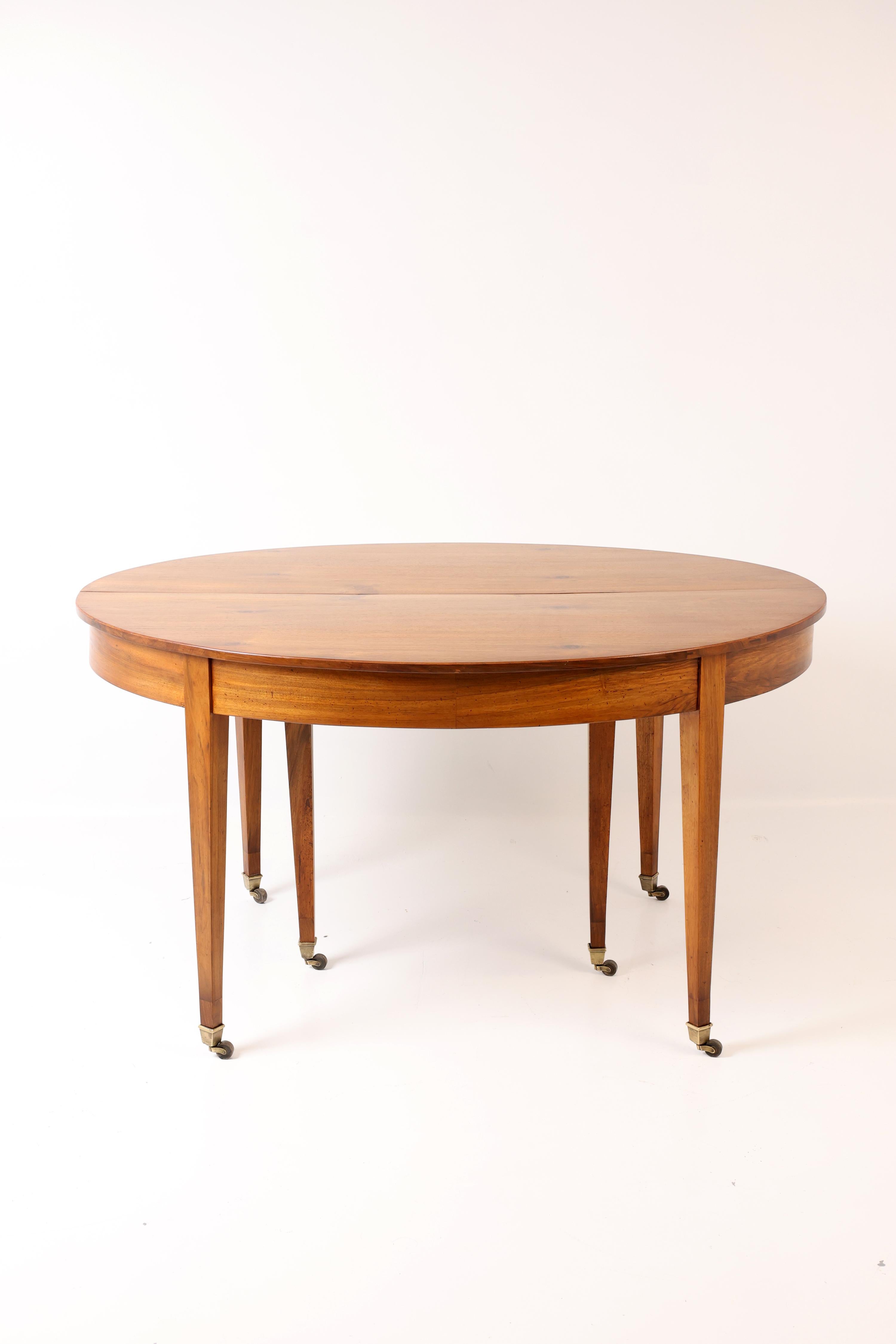Tavolo da pranzo allungabile in noce dell'inizio del XIX secolo con rotelle in ottone

Un elegante e versatile tavolo da pranzo allungabile dell'inizio del XIX secolo realizzato in noce patinato. Il tavolo è caratterizzato da un raffinato piano