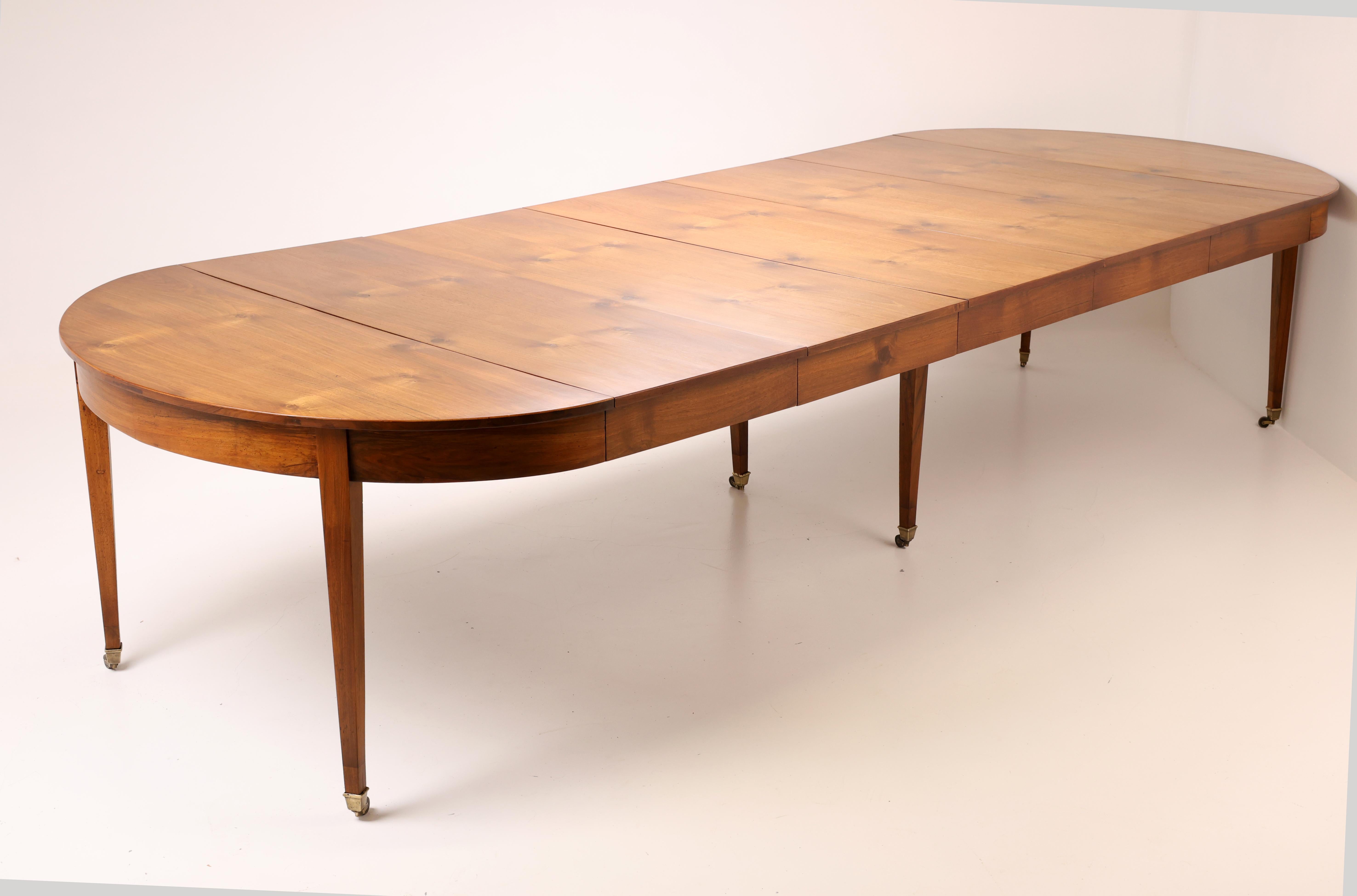 Biedermeier Tavolo da pranzo allungabile in noce dell'inizio del XIX secolo con rotelle in ottone in vendita