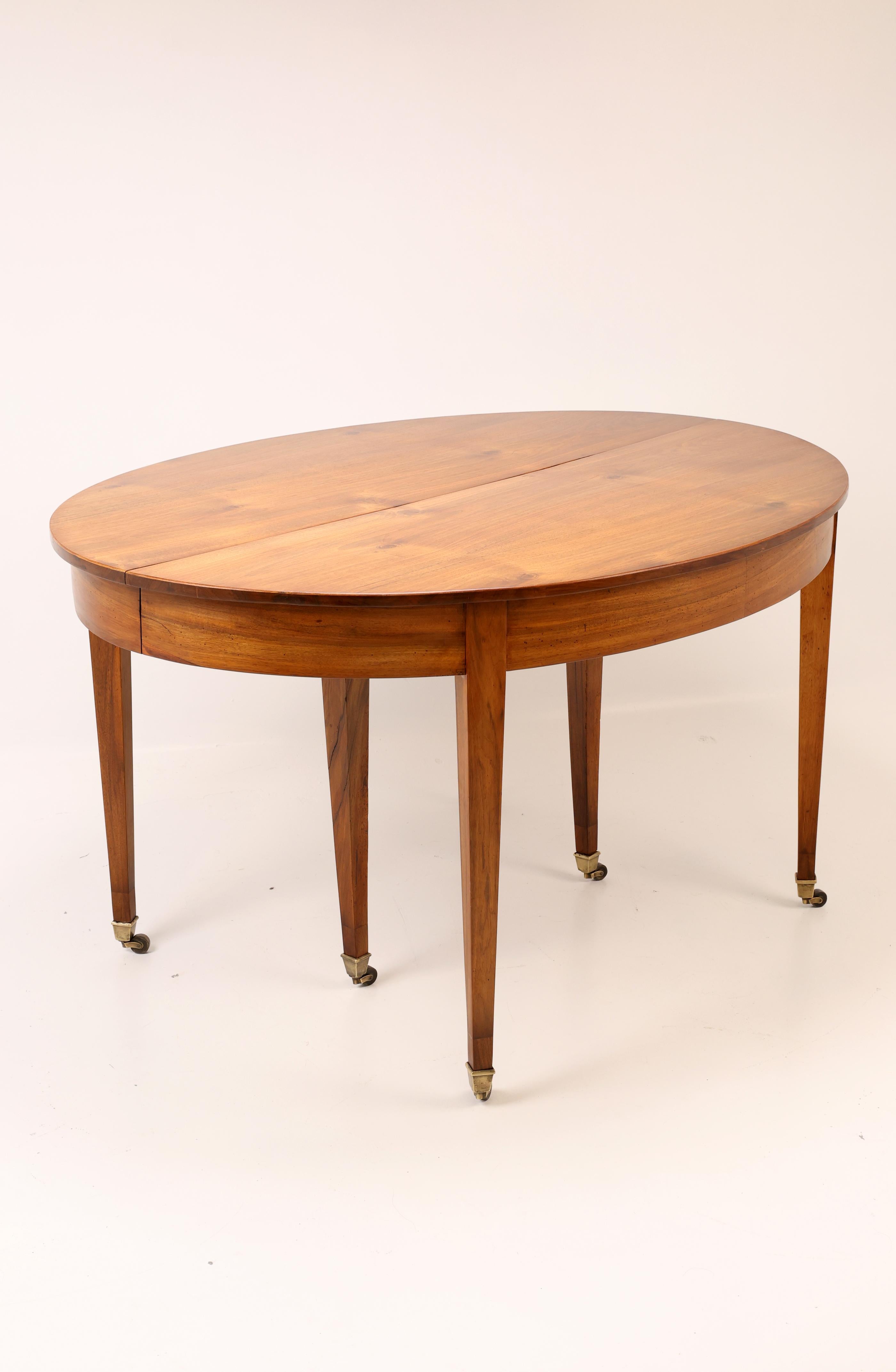 Tavolo da pranzo allungabile in noce dell'inizio del XIX secolo con rotelle in ottone In condizioni buone in vendita a Stahnsdorf, DE