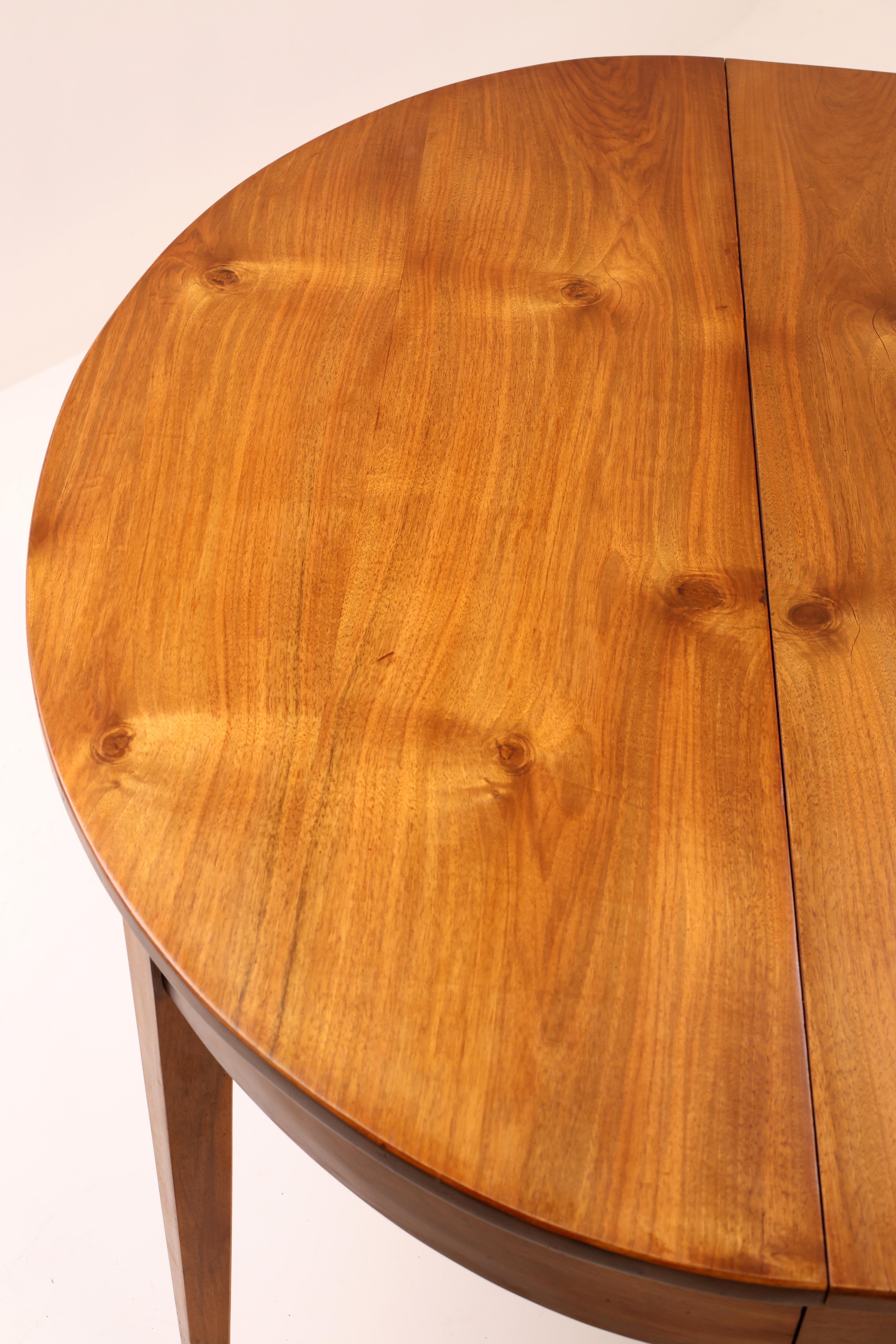 Ottone Tavolo da pranzo allungabile in noce dell'inizio del XIX secolo con rotelle in ottone in vendita