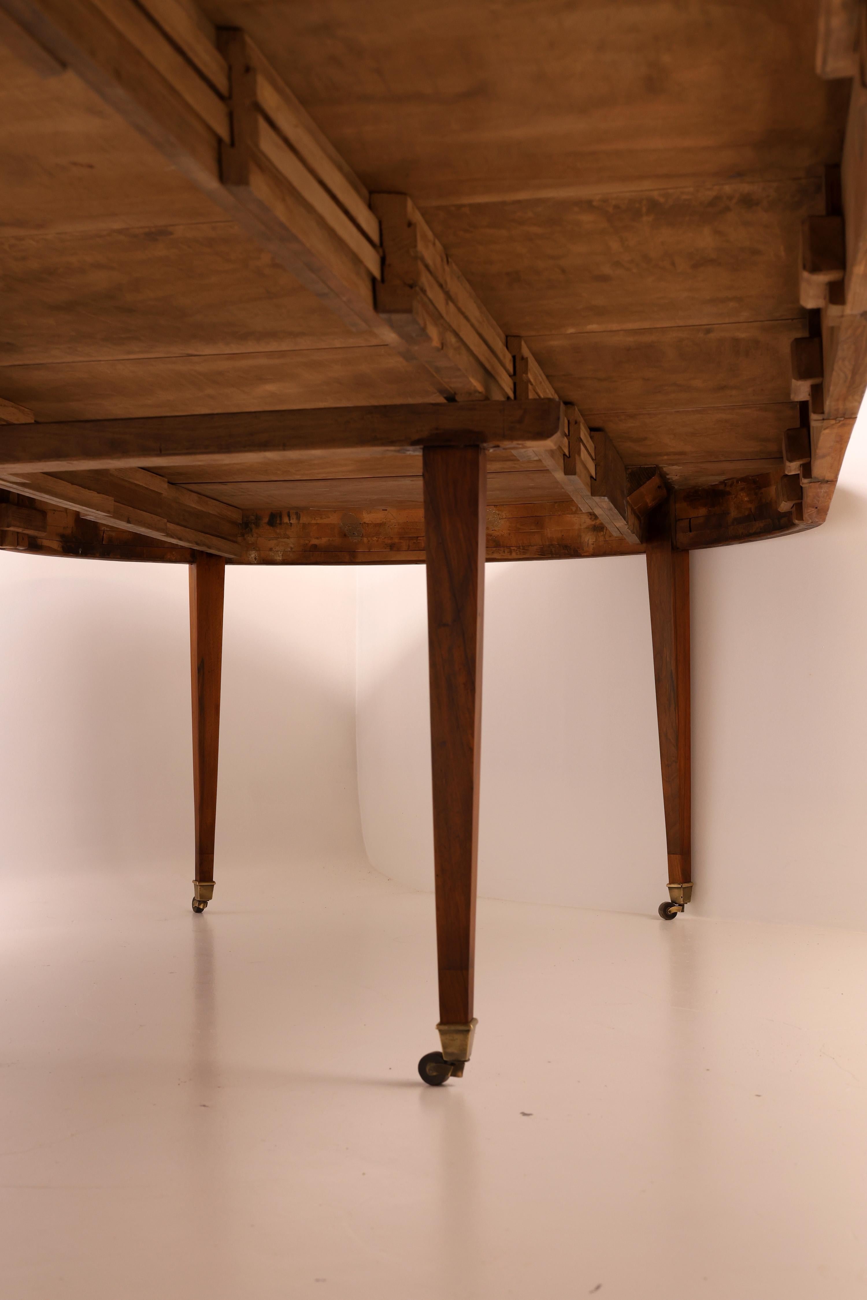Tavolo da pranzo allungabile in noce dell'inizio del XIX secolo con rotelle in ottone in vendita 1