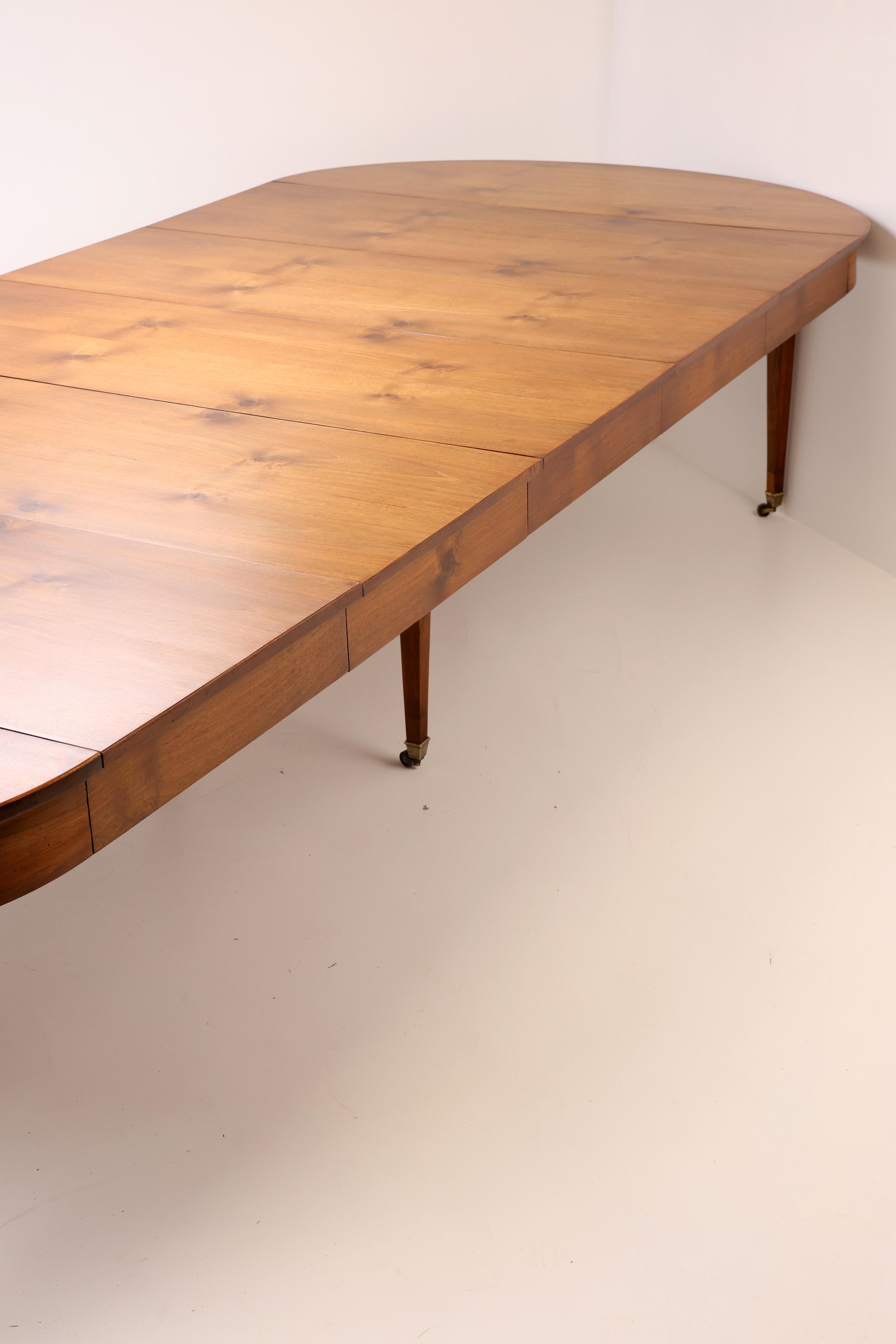 Tavolo da pranzo allungabile in noce dell'inizio del XIX secolo con rotelle in ottone in vendita 2