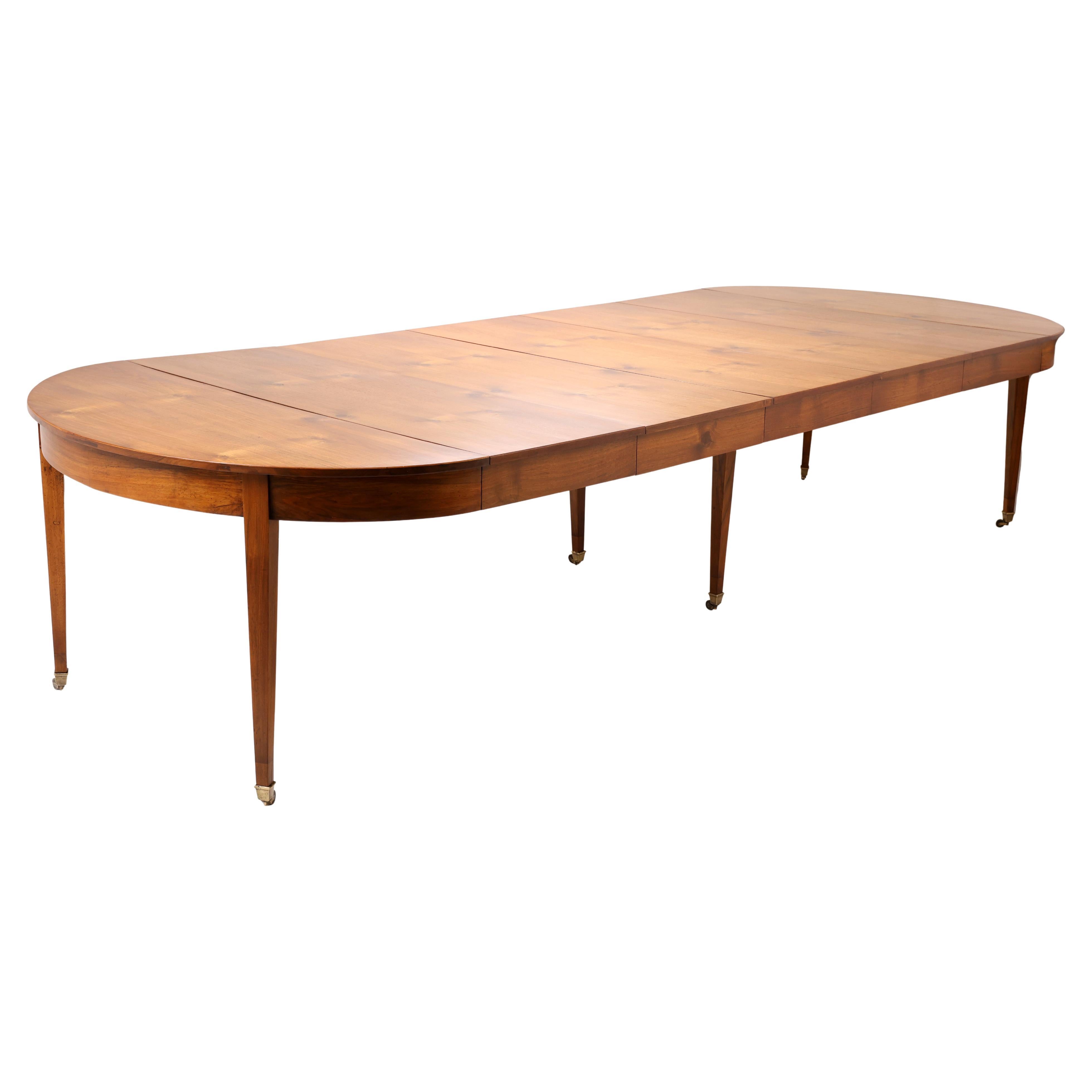 Tavolo da pranzo allungabile in noce dell
inizio del XIX secolo con rotelle in ottone in vendita