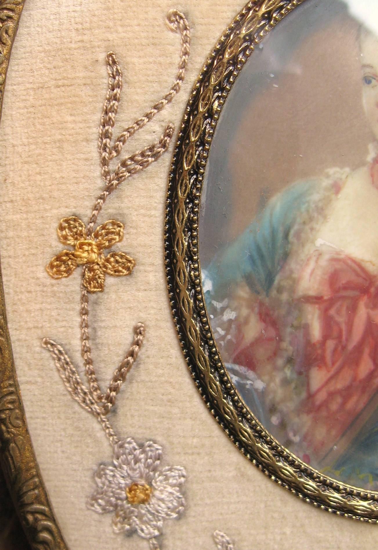 Fancy Maiden: Miniatur-Porträt, gestickter Rahmen, frühes 19. Jahrhundert  (Metall) im Angebot
