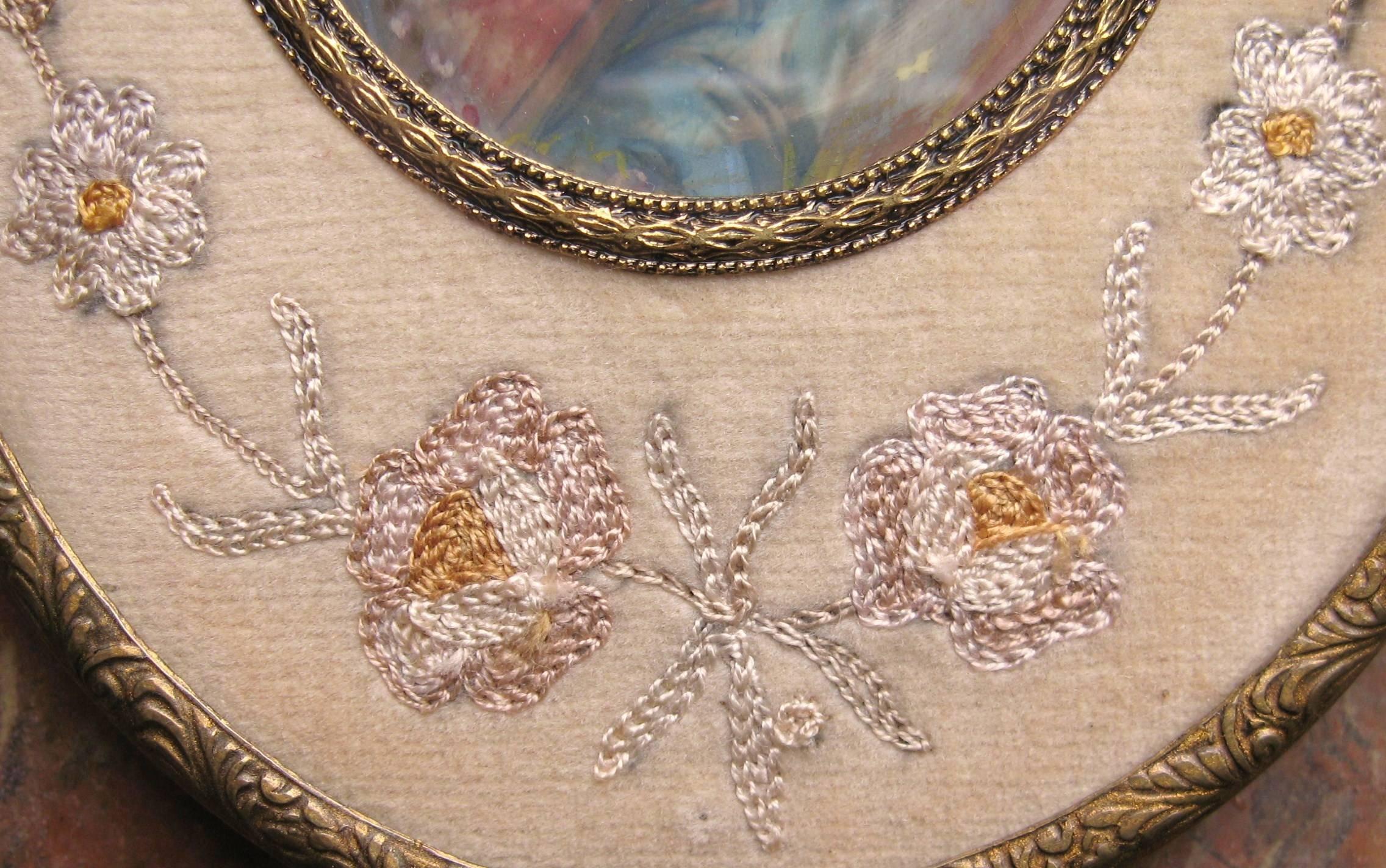 Fancy Maiden: Miniatur-Porträt, gestickter Rahmen, frühes 19. Jahrhundert  im Angebot 1
