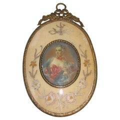 Marco bordado de retrato en miniatura de doncella elegante de principios del siglo XIX