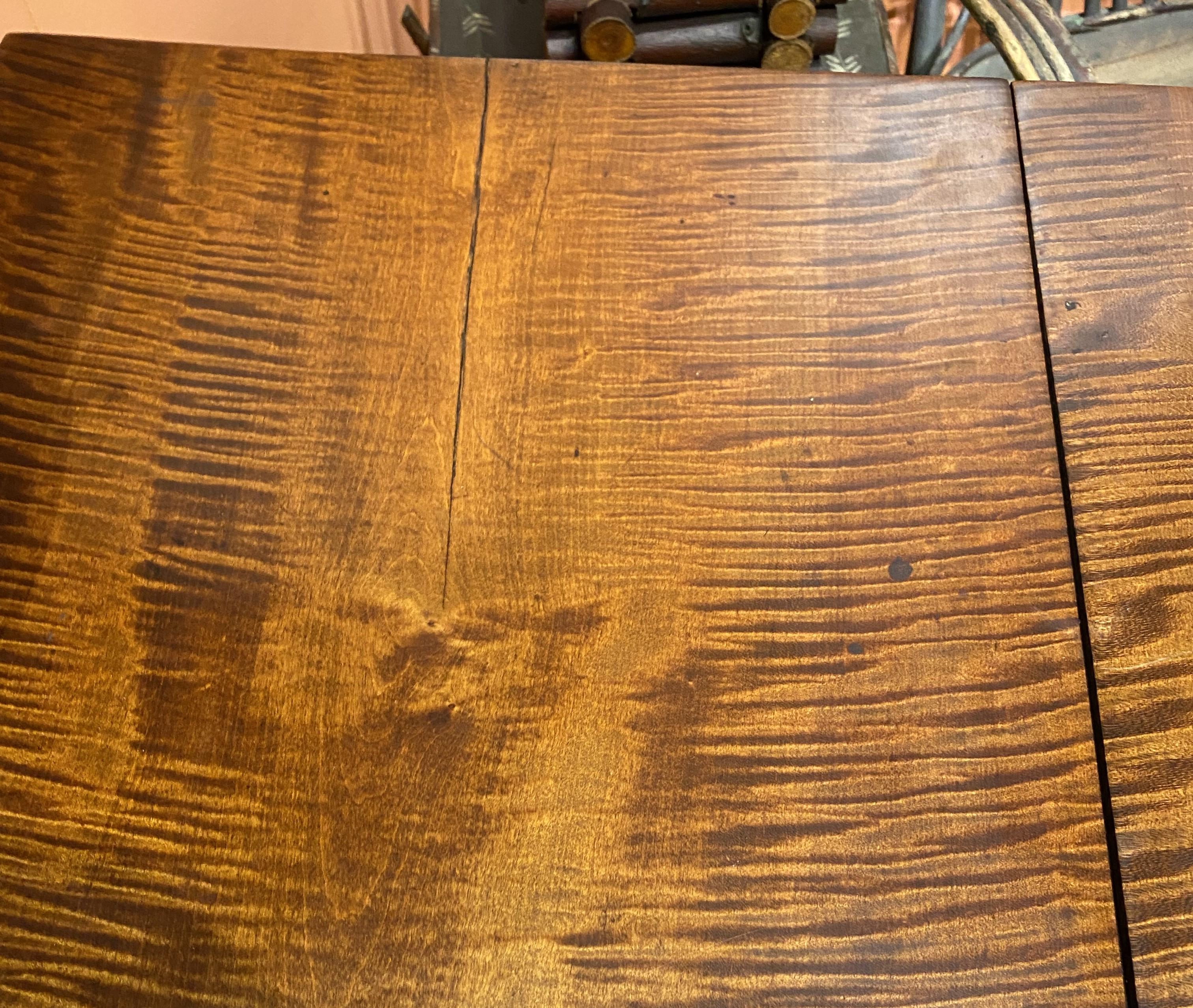 Early 19th Century Federal Bold Tiger Maple Drop Leaf Dining Table For Sale 6