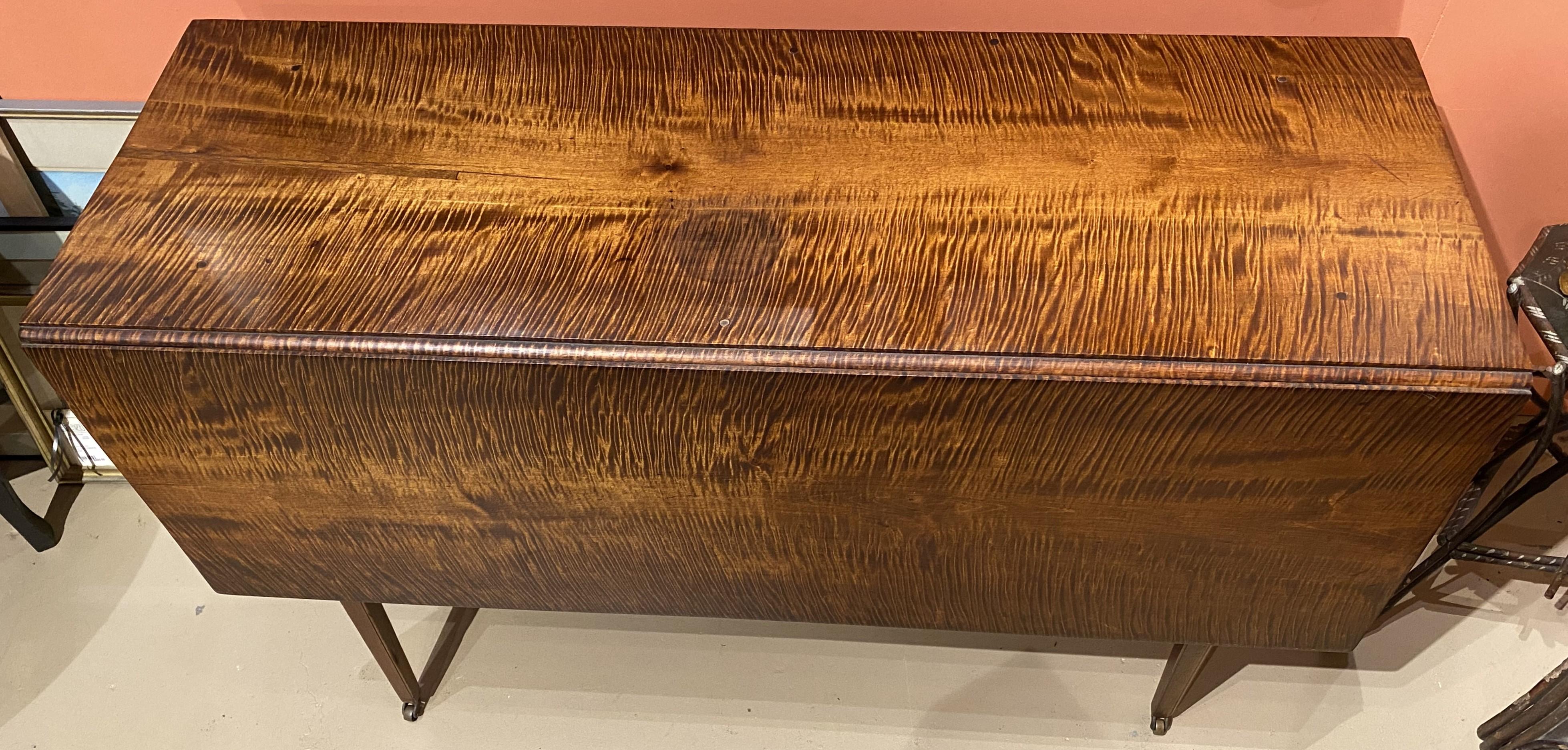 American Early 19th Century Federal Bold Tiger Maple Drop Leaf Dining Table For Sale